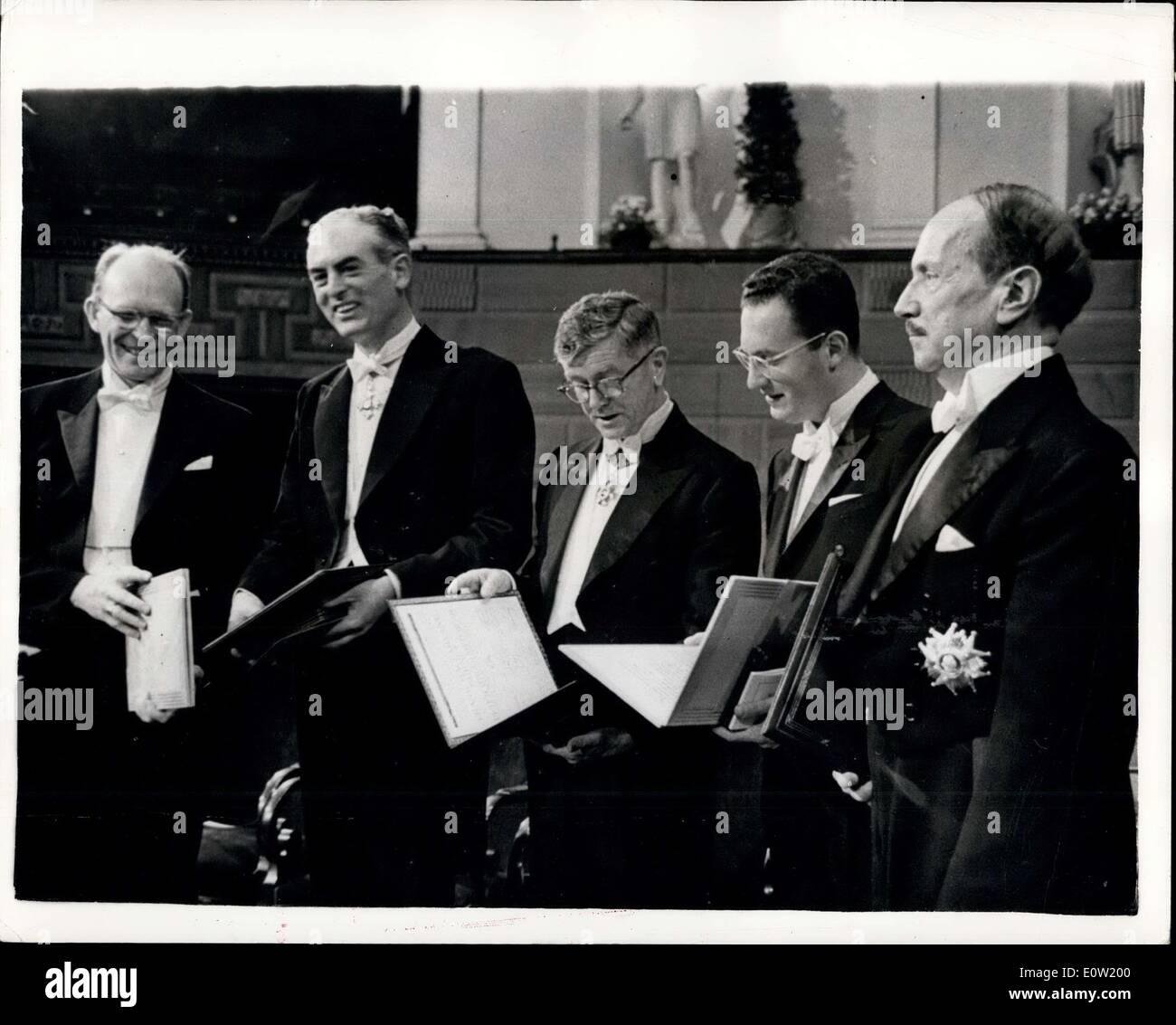 12. Dezember 1960 - König Gustaf präsentiert die Nobelpreise: König Gustav präsentiert die jährlichen Nobelpreise - im Grand Auditorium der Konzerthalle in Stockholm - auf dort. Foto zeigt Te Gewinner mit ihren Preisen nach der Präsentation in Stockholm - sie sind links nach rechts: Willard F. Libby (erhält Auszeichnung für Chemie); Peter B. Medawar (Prof. Zoology - University College London) und Sir Frank MacFarlane (Australien), die gemeinsam erhalten Preis für Medizin; Donald A. Glaser (Preis für Physik) und St. John Perse (73) der französische Dichter, die die Auszeichnung für Literatur erhalten Stockfoto