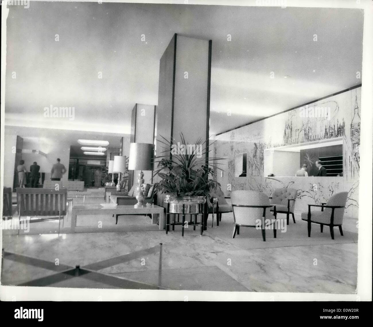 12. Dezember 1960 - Londons neueste HOTEL CARLTO, Turm - GOMPLETED. Ein Vorschau-Sieg statt diesem geschlossen am C.rlton Turm, London'e höchsten abgeschlossen Whioh Ib Tc werden eröffnet am kommenden Mittwoch... Es ist ein wirklich luxuriöses Hotel - Seins London das höchste Wohngebäude (208ft) - die Penthouse Suite Willen Oost £50 pro Tag. Das Hotel verfügt über.118 Zimmer mit insgesamt a000mmodatilon Abopt 450 Gäste... Rurnishings für das Hotel haben Beton 26 Oountries entnommen. Es ist also im Besitz der Hotel Corporation of Great Britain - eine Tochtergesellschaft der Gr, tel CorporatioA Amerioa. Stockfoto
