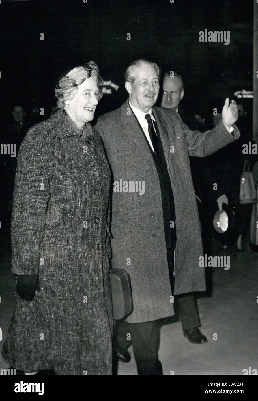 27. Januar 1961 - wurden Herr Harold MacMillan, begleitet von seiner Frau nach ihrer Ankunft in Bourget heute Abend fotografiert. Stockfoto