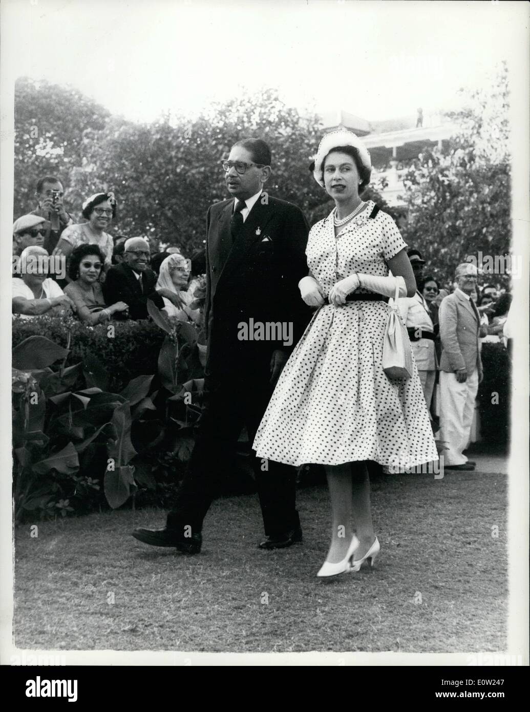 2. Februar 1961 - königliche indische Reise. Königin geht nach Bombay Rennen: HM The Queen und der Duke of Edinburgh gestern verbrachten einen entspannten Nachmittag bei Bombay Rennen - nach einem anstrengenden Vormittag. Foto zeigt HM The Queen trägt eine Blaue Tupfen weißes Kleid - während ihres Besuchs in Bombay Rennen. Stockfoto
