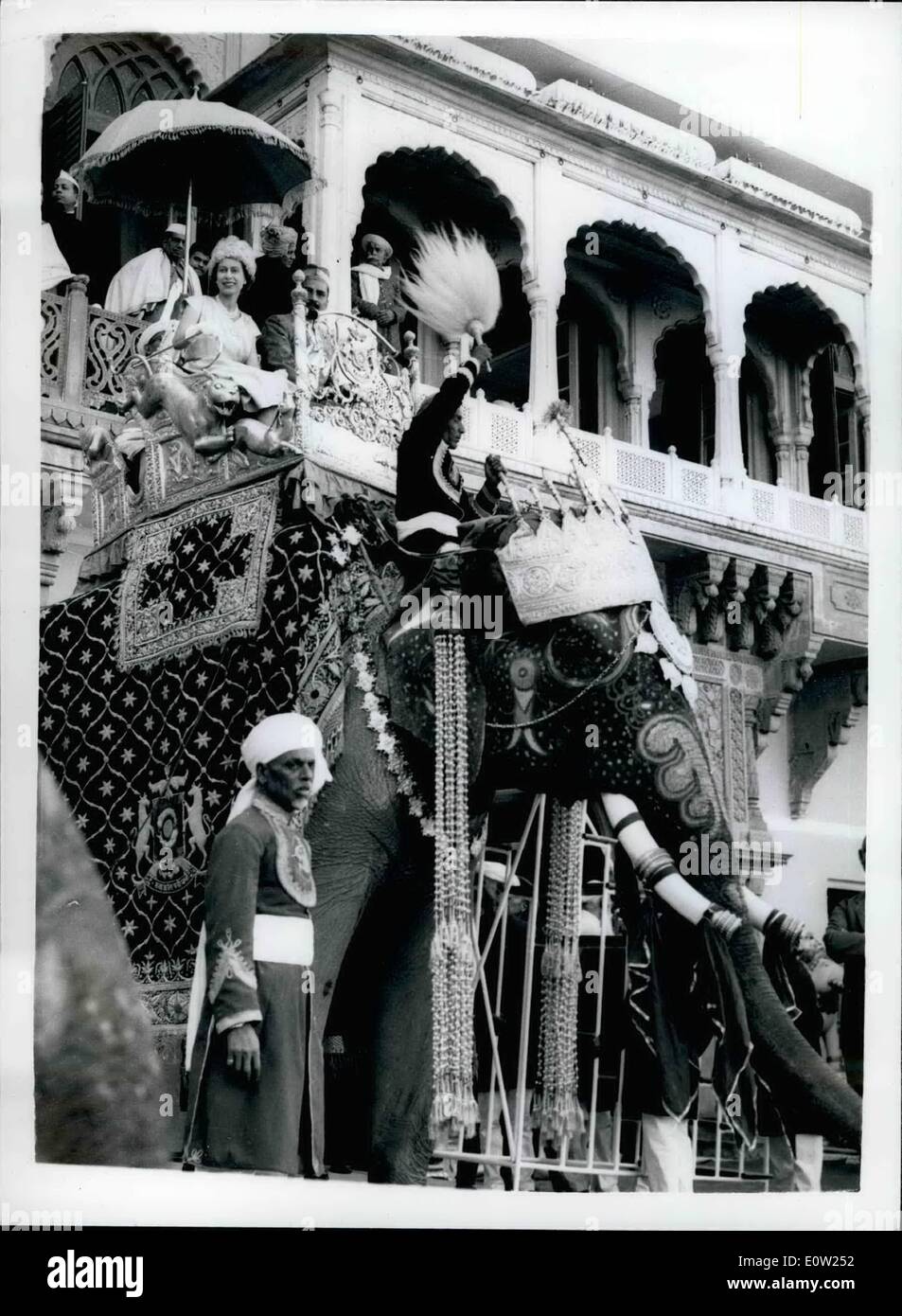 2. Februar 1961 - königlichen Besuch in Indien: Königin reitet ein Elefant in Banaras: HM The Queen lächelt glücklich, wie sie beginnt off auf einer Stockfoto