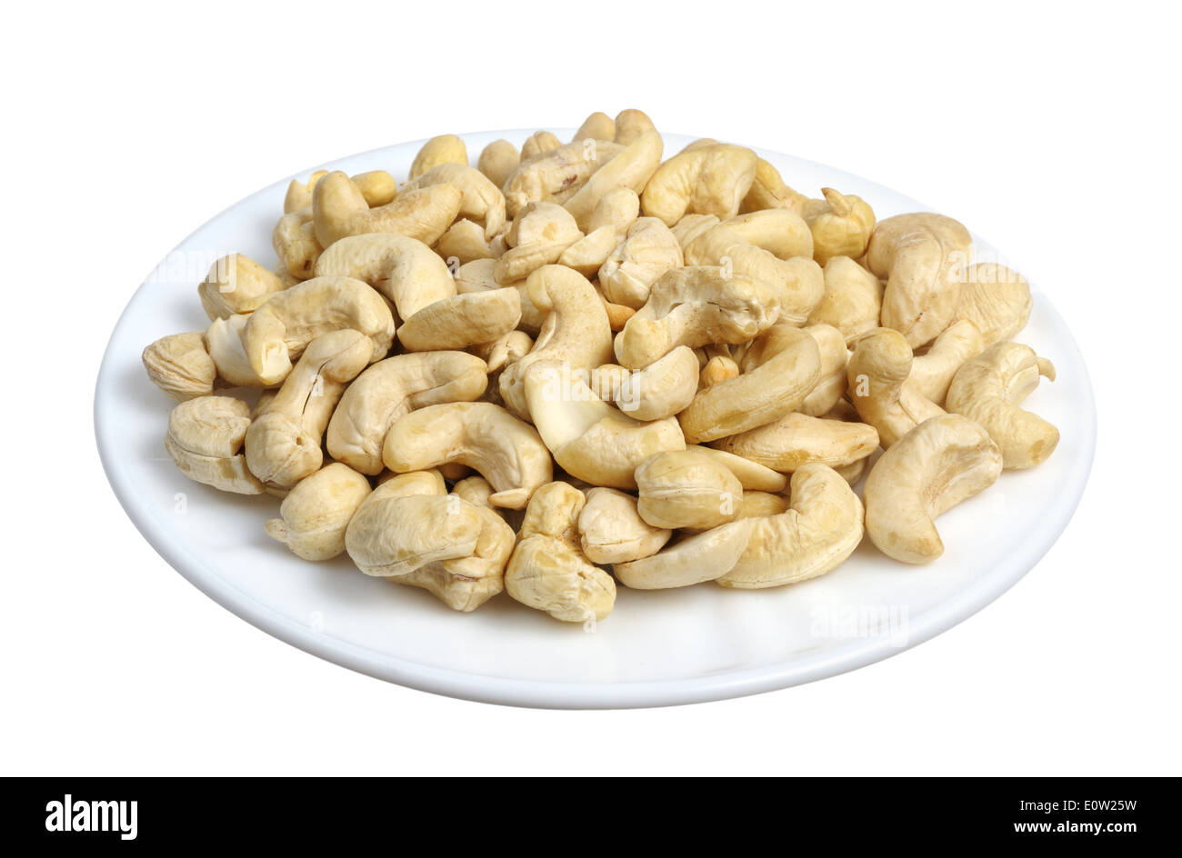 Cashew-Nüssen in einem weißen Teller auf einem weißen Hintergrund isoliert Stockfoto