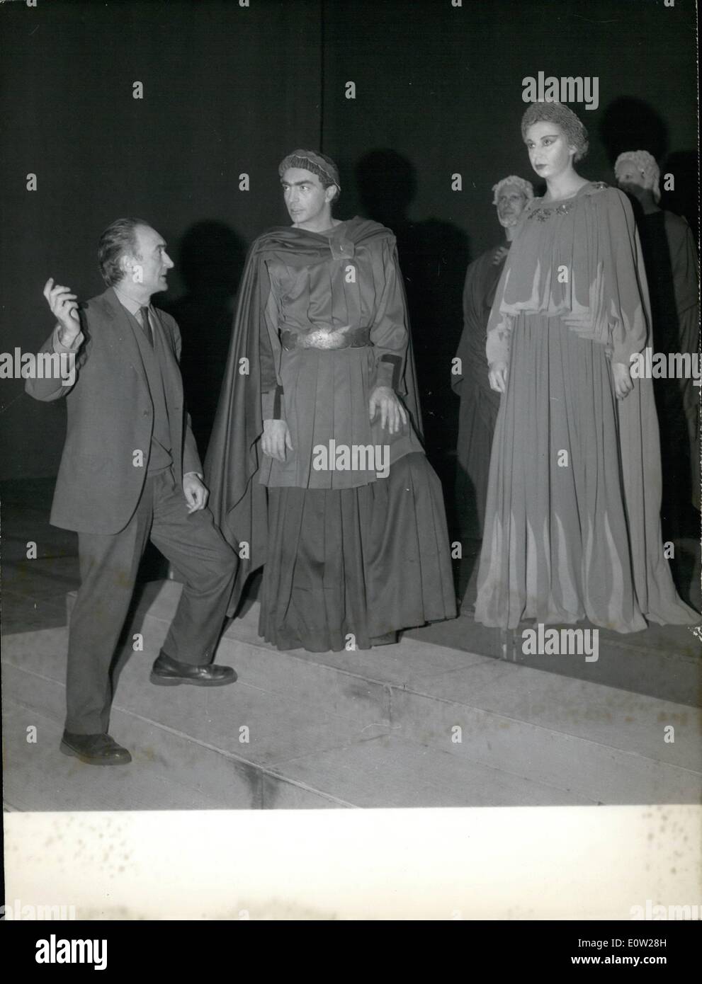 12. Dezember 1960 - wird Sophokles '' ANTIGONA'' inszeniert im T.N.P berühmten Spiel '' ANTIGONA'' jetzt PARIS beliebte Nationaltheater inszeniert. OPS: STAGE MANAGER JEAN VILAR ERKLÄRT EINE SZENE, DIE WICHTIGSTEN ZEICHEN MARCELLER RANSON (EURYDICE) UND MARI PILAR (HEMON) Stockfoto