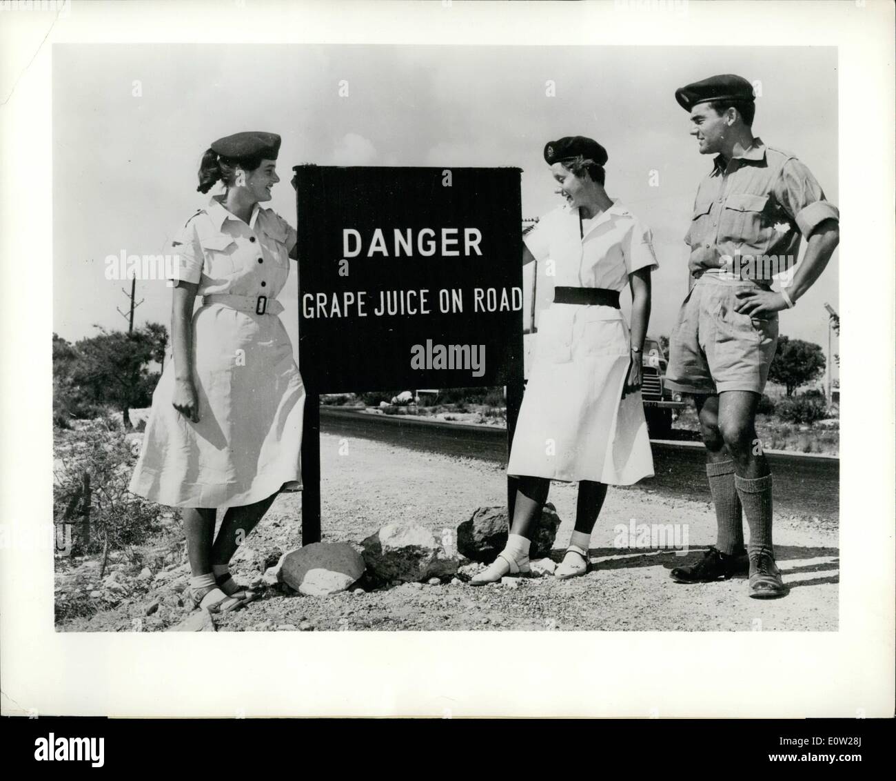12. Dezember 1960 - viele einen Zettel twixt Traube und Nip; Trauben auf dem Weg nach erstickt werden in der Presse und später im Glas sind verantwortlich für die jährliche Darstellung dieses Zeichens auf der Hauptstraße außerhalb der Hauptsitz England Middle East Air Force an Episkopi, Zypern. Bei Weinlese sind Zeit-LKW-Ladungen von Trauben aus den Weinbergen an den Hängen des Troodos-Gebirges in der Weinpressen in Limassol durchgeführt. Saft rinnt aus der Bordwände während der Fahrt und bildet eine gefährlich rutschige Oberfläche welche Schläuche nicht bewegen Stockfoto