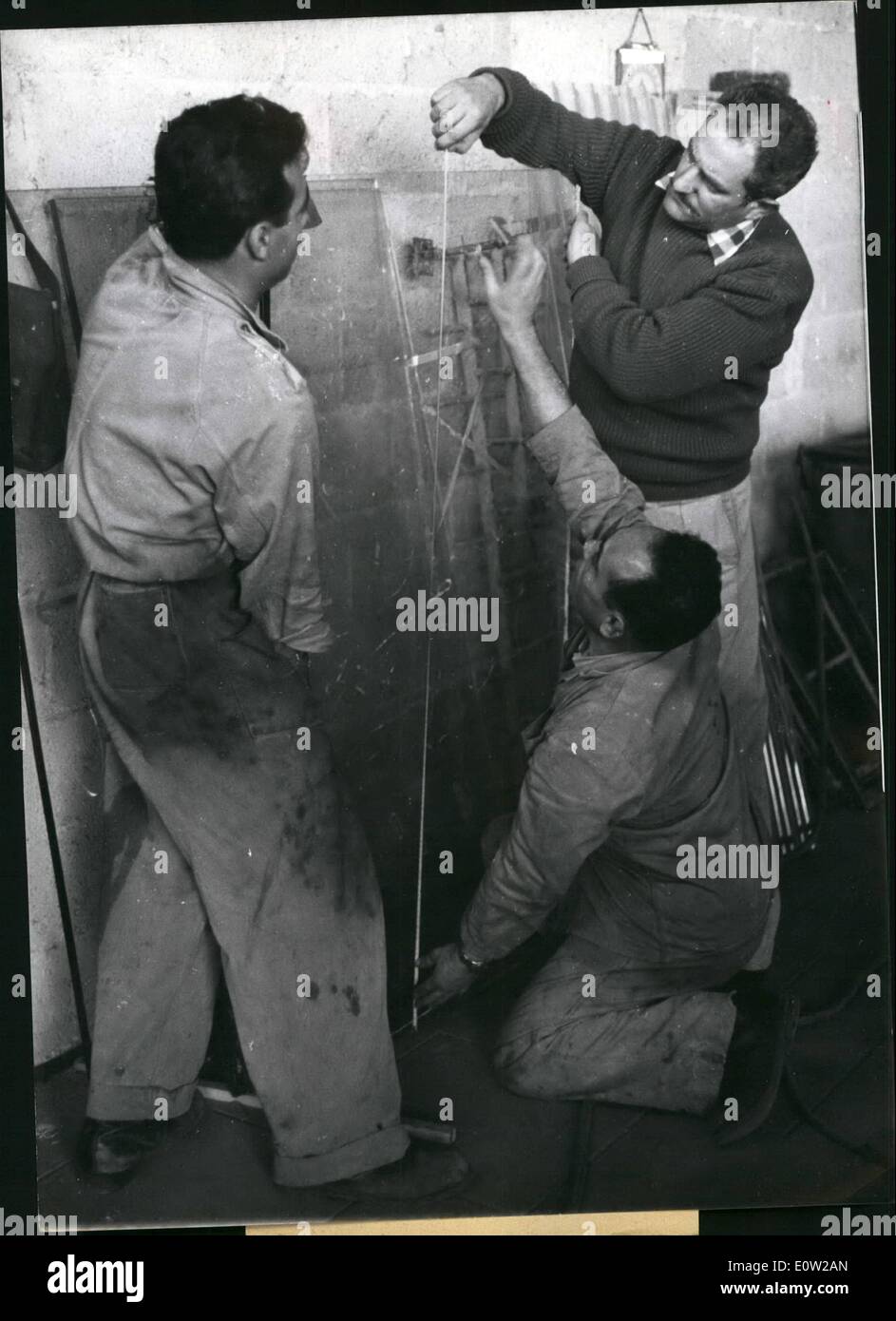 2. Februar 1961 - Vorschau der Prozess gegen Adolf Eichmann in Jerusalem: eine kugelsichere Kabine entsteht in Jaffa/Israel in der ehemaligen SS Führer Adolf Eichmann, beschuldigt wurden verantwortlich für den Mord an Millionen von Juden, wird während seines Prozesses in Jerusalem, zusammen mit zwei Polizisten sitzen. Das Glas für diese Kabine - es ist ein paar Zentimeter dick - wurde vor allem aus diesem Grund aus Belgien importiert. Stockfoto