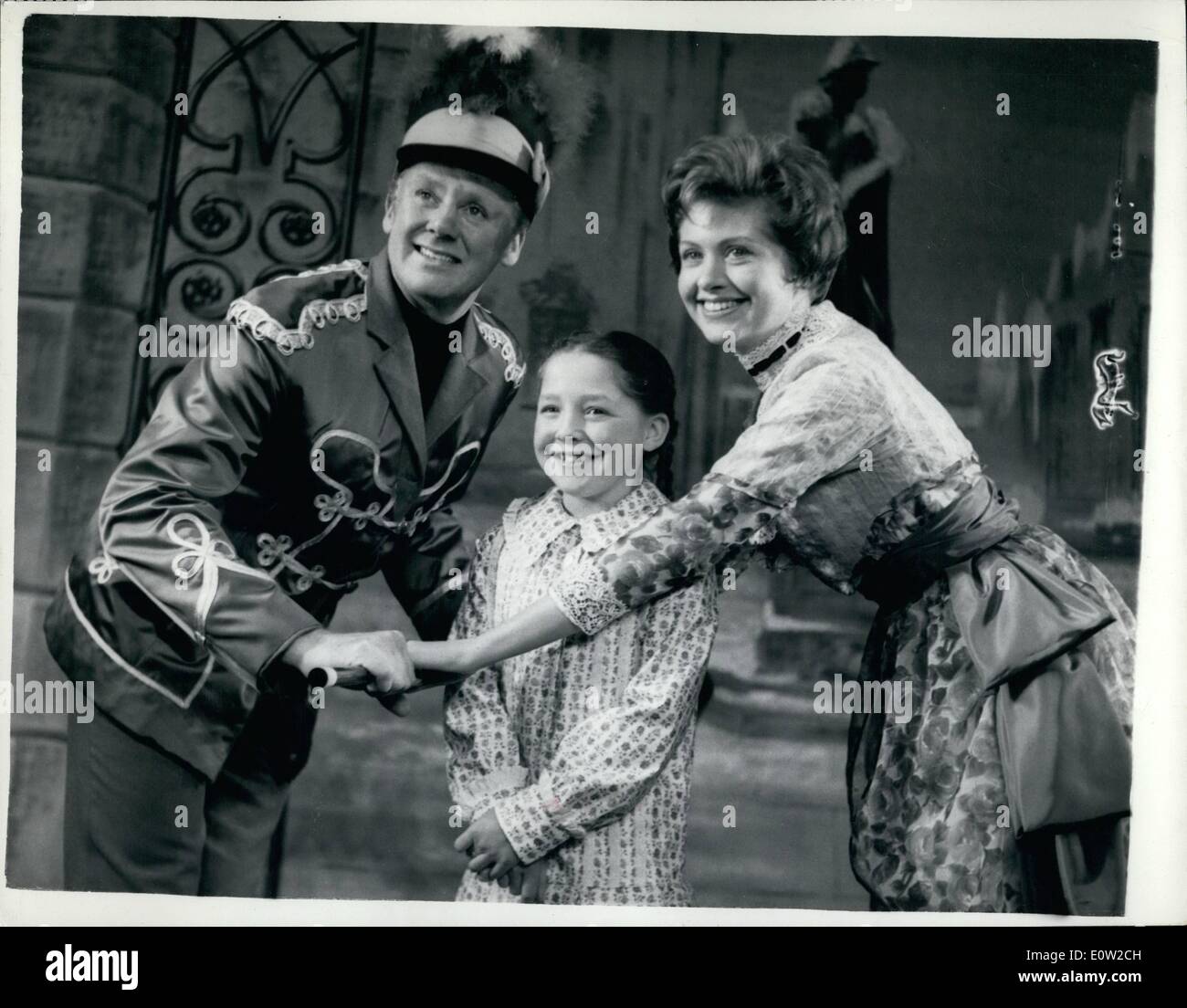 2. Februar 1961 - '' The Music Man'' Rehearsal.: Zwölf Jahre alten Gillian Martindale aus Norbury, wer macht ihr Bühnendebüt in '' The Music Man'', probte in der Adelphi Theater heute mit führender Mann Van Johnson(''Professor'' Harold Hill) und Patricia Lambert (Marian Paroo). Gillian spielt Gracie Shinn, ein singen, tanzen und Rolle zu sprechen. Sie hat beruflich tätig seit sie sechs in Filmen war. Sie ist spätestens '' Blue Murder am St. Trinians'' Stockfoto