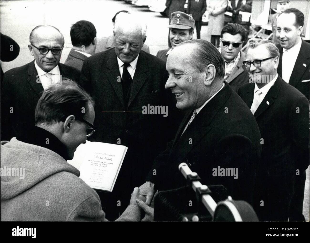 2. Februar 1961 - 10 000 Mitglieder des Vespa Clubs werden rote Kreuz Helfer.: das bekannte Auto Rennen In das Verzeichnis des Deutschen Roten Kreuzes in Bonn, Hans Stuck (Hans Stuck) als Präsident des Vespa Club von Deutschland ein Dokument unterzeichnet, durch welche 10 000 Mitglieder des Vespa Clubs sich, be.educated als freiwillige Helfer des Deutschen Roten Kreuzes verpflichten. Die stetig steigende Zahl von Verkehrsunfällen zu sehen, dies ist und wichtiger Schritt in Richtung bessere Kampf gegen die Folgen von Unfällen Stockfoto