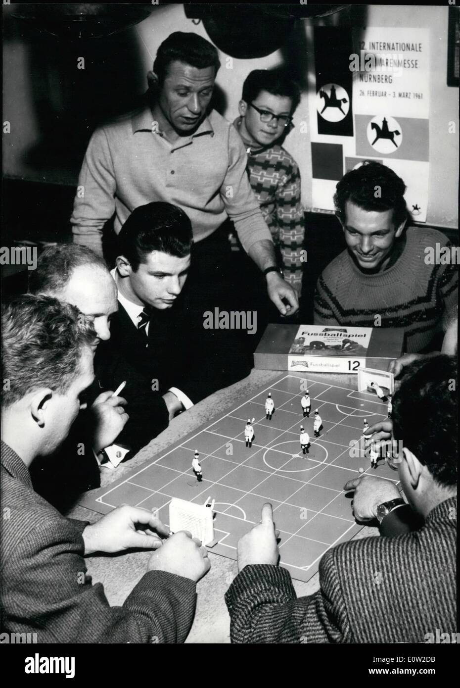2. Februar 1961 - die '' Football Ground In The Home'': ist nicht nur ein Spielzeug für Kinder, sondern auch für Erwachsene, die Fußball-Fans sind. Auf der Nurembeerg Spielwarenmesse öffnet am feb. 26. ein Tisch-Fußballspiel mit 6 oder 12-Spieler-Figuren vorgestellt werden. Als Neuheit hat das Spiel einen Sound '' Football Ground'' von Resopal. Das Foto zeigt. einige Fußball-Fans, das erste Spiel. Kompetente Onlloker im Hintergrund links ist Nationalspieler Alfred Pfaff (Alfred Pfaff) Stockfoto