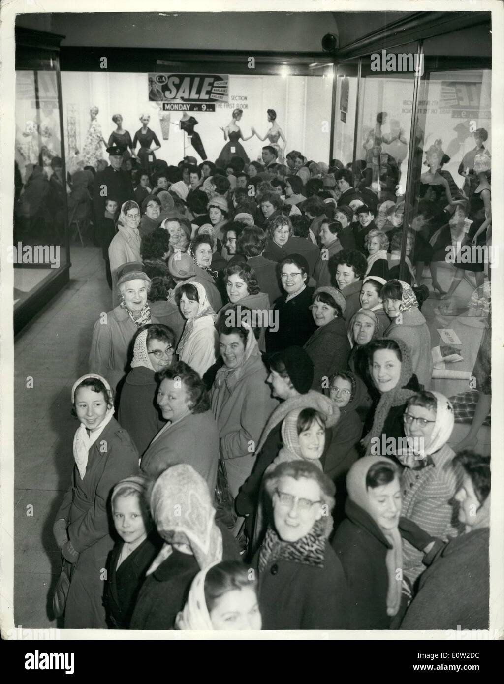 2. Februar 1961 - warten Warteschlangen Eröffnung des C & einen Verkauf. Keystone-Foto zeigt: Allgemeine Ansicht von der großen Warteschlange außerhalb C & A Store am Marble Arch, für die Eröffnung des Verkaufs es heute Morgen. Stockfoto
