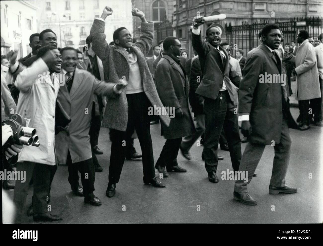 02. Feb. 1961 - Schwarze Studenten demonstrieren gegen Lumumbas Vernichtung: Ethnische Studenten mit einer Prise weißer Linken demonstrierten heute Nachmittag vor der belgischen Botschaft in Paris. Auf dem Foto sehen Sie Demonstranten, die mit Waffen schwenken und anti-belgische Slogans rufen. Stockfoto