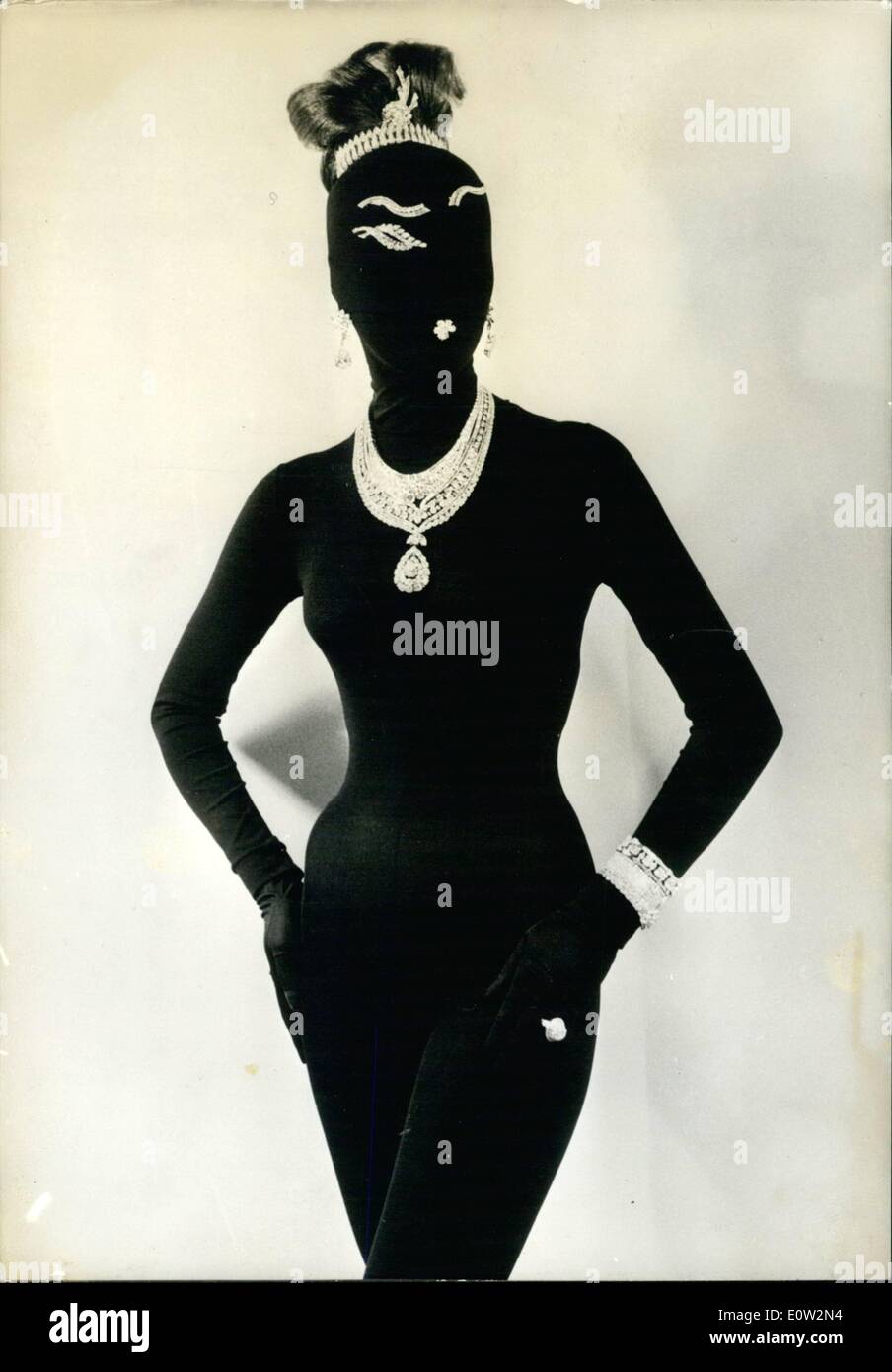 1. Januar 1961 - Paris Mode: '' DÄMONISCHEN '', vorgestellt auf der Paris Fashion Gruppe Parade '' einen Diamant-Urlaub ''. Taiga, das Modell tragen schwarze Strumpfhose und Kapuze anzeigen £35,000 Wert der Juwelen auf ihre (Juwelen von Van Cleef und Arpels Hairdress von Alexandre) Stockfoto