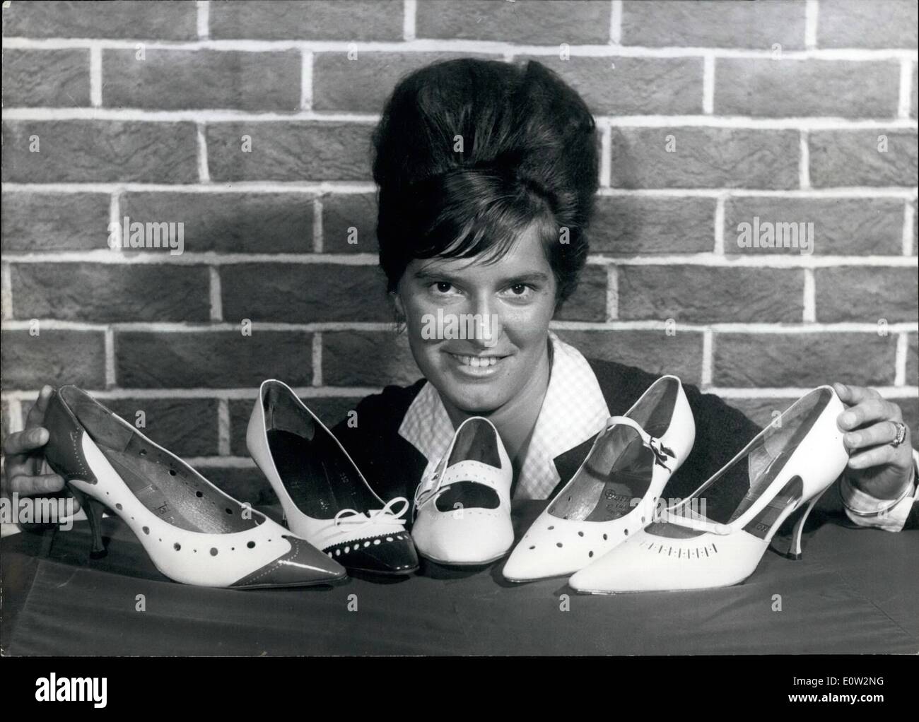 1. Januar 1961 - wird die 10-große deutsche Show Show - Modelle in  Dusselfort vom Oktober 1 gestartet. -3. auf diese Hacke - vorgebrachten  Modelle zeigen sind die Schuhe für Frühjahr und Sommer 1962 Stockfotografie  - Alamy