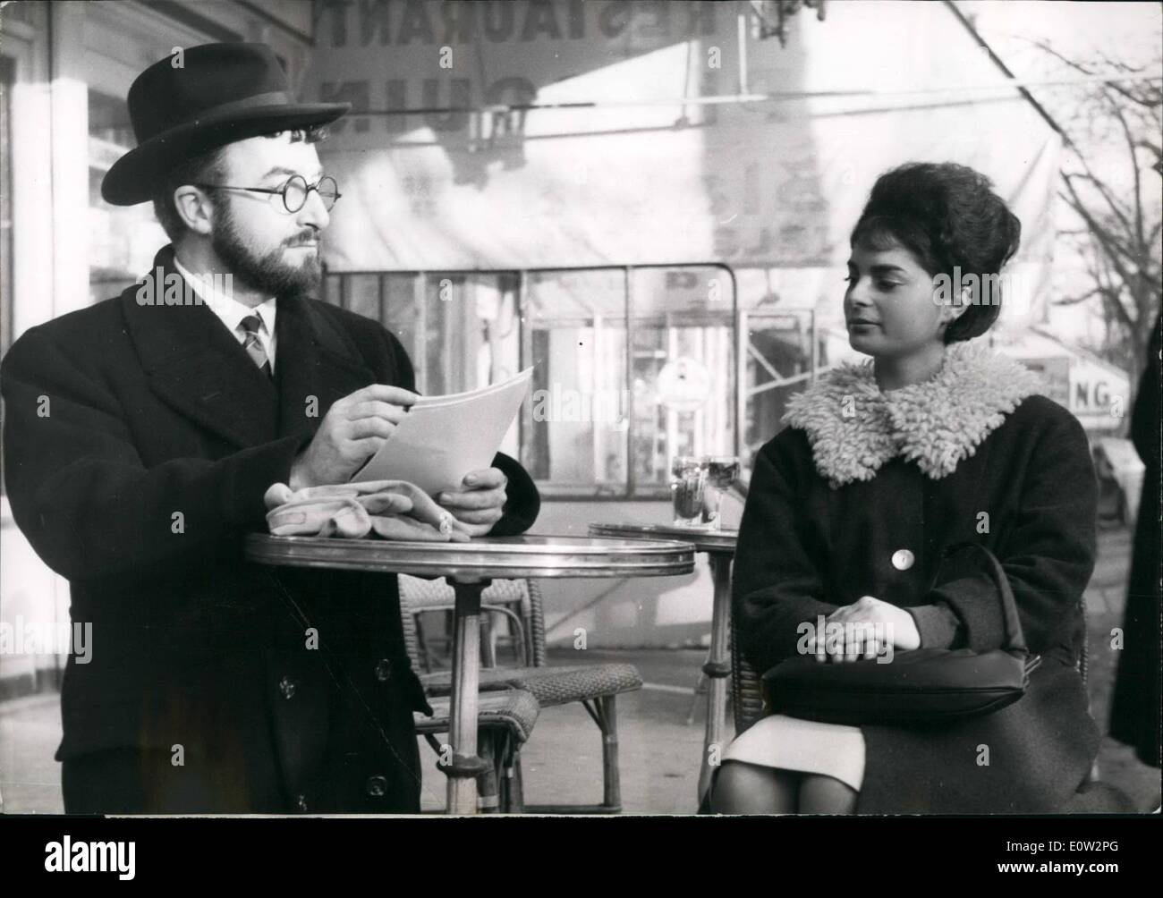 1. Januar 1961 - '' Mr Topaze'': Englische Version des berühmten französischen spielen: '' Herr Topaze'' und englische Version des Spiels der berühmten Pagnol, erfolgt jetzt von Peter Sellers, der die Hauptrolle spielt und auch Feature-Editor zum ersten Mal in seiner Karriere. Nach sechs Monaten Dreharbeiten in einem Londoner Studio, sind Outside Szene jetzt unternommen in Paris. Foto zeigt Peter Sellers in Paris Cafe in einer Szene des Films. Stockfoto