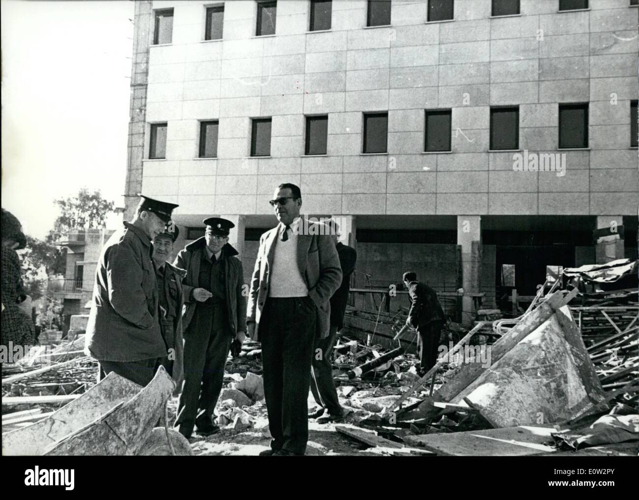 2. Februar 1961 - Vorschau der Prozess gegen Adolf Eichmann in Jerusalem: Chef der Polizei Joseph Nahmias Nahmias - links - auf eine in Stockfoto