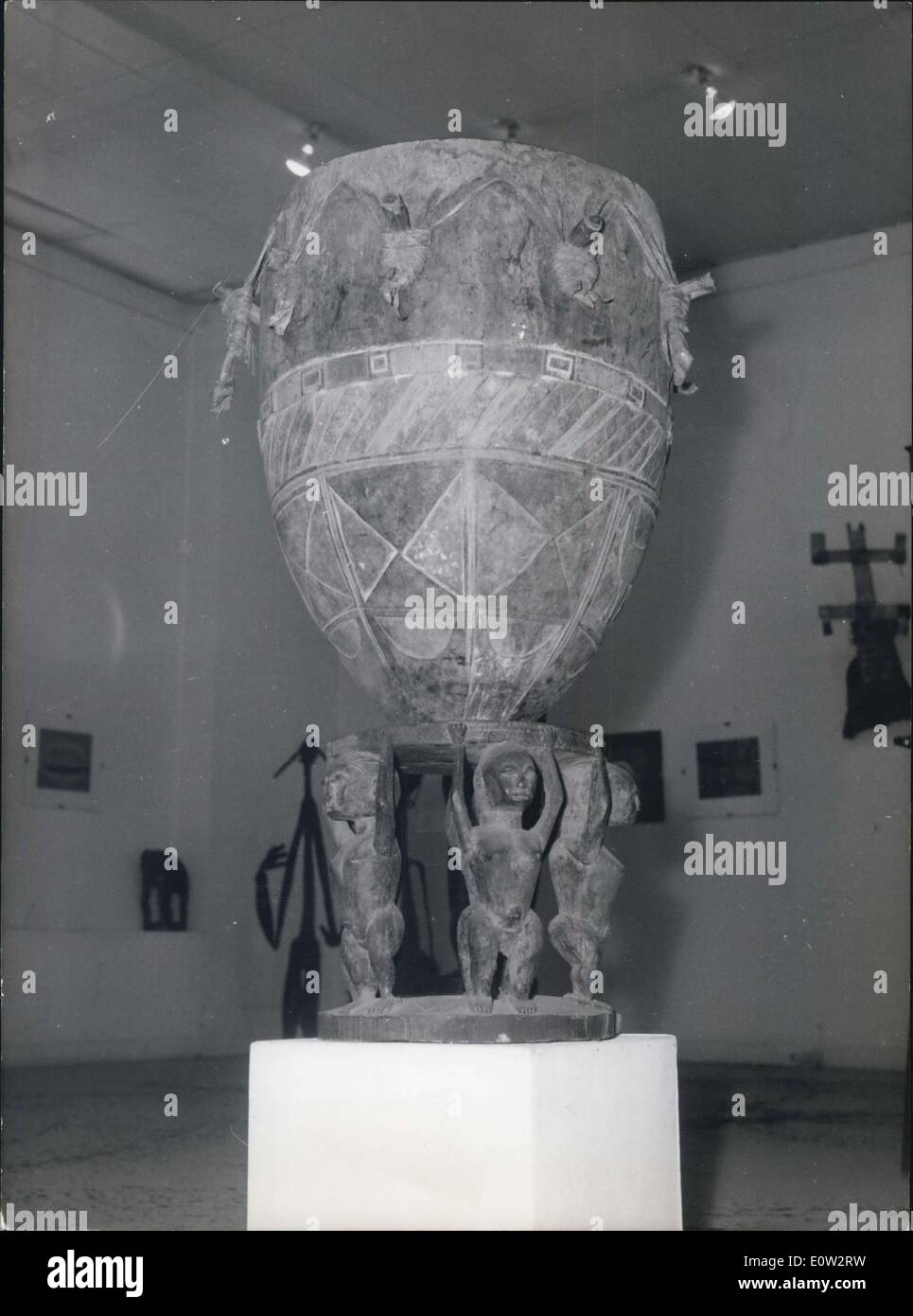 6. Februar 1961 - afrikanische Kunst Messe öffnet in Paris: ein afrikanischer Kunst Show findet nun im Museum of Modern Art, Paris. Das Foto zeigt Tam Tam Baga eines der Exponate auf der Messe gesehen. Stockfoto