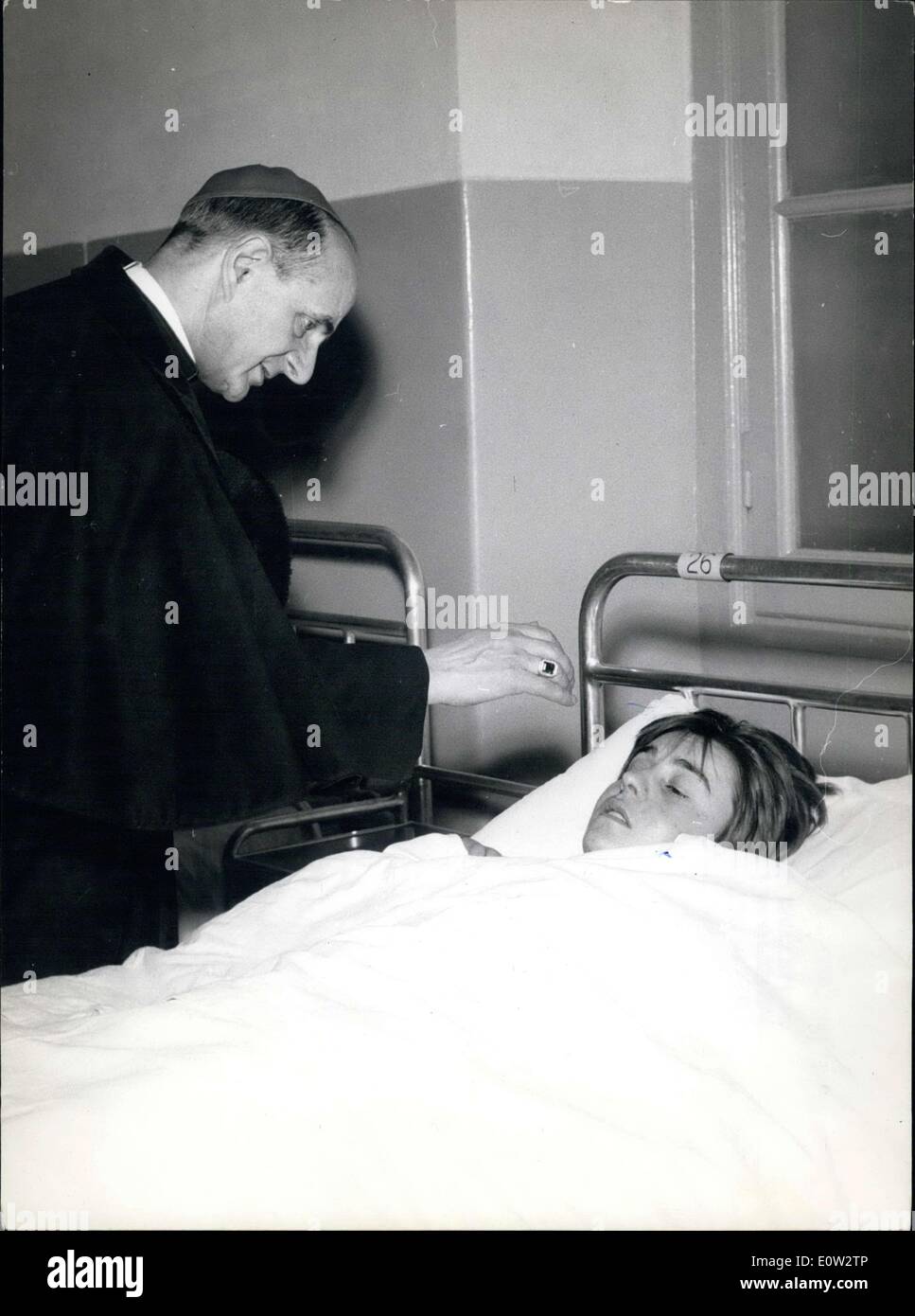 10. Februar 1961 - Kardinal Montini Durchführung eines Patienten letzte Ölung Stockfoto