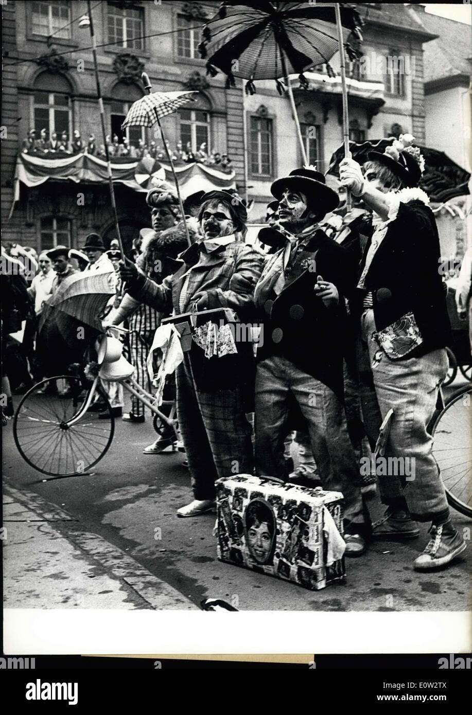 12. Februar 1961 - Karneval in Mainz: das diesjährige Karnevalssaison in Mainz, Deutschland. Begann wirklich mit der Vereidigung bei '' Phantasie Rekrut '' im Karneval Ministerium zu binden. In selbst gebastelten extravagante Masken Tausende Bürger drängten sich der Schillerplatz um diese Parade teilzunehmen. Stockfoto