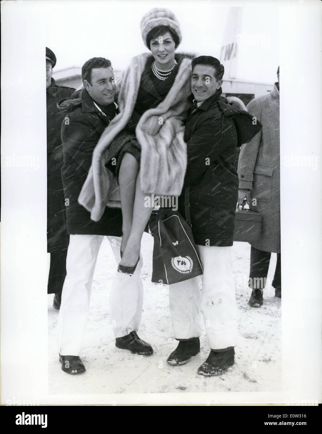 1. Januar 1961 - N.Y. International Airport, 23. Januar 1961--Gallant TWA Agenten Charles Droz, links, und Richard geschmeidig erhalten Sie eine Stockfoto