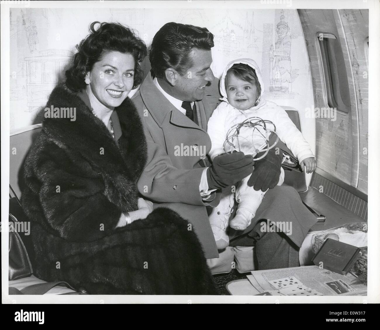 Machen Sie 1. Januar 1961 - beliebte Hollywood-Paar Richard Egan, Schauspielerin-Ehefrau, Pat Hardy, und Tochter Katrin, 13 Monate, sich gemütlich In der Lounge ein TWA Superjet für ihre Reise nach Los Angeles. Sie kehren nach Hause nach Egan der Abschluss der "Löwe von Sparta'', vor Ort In Griechenland war. Stockfoto