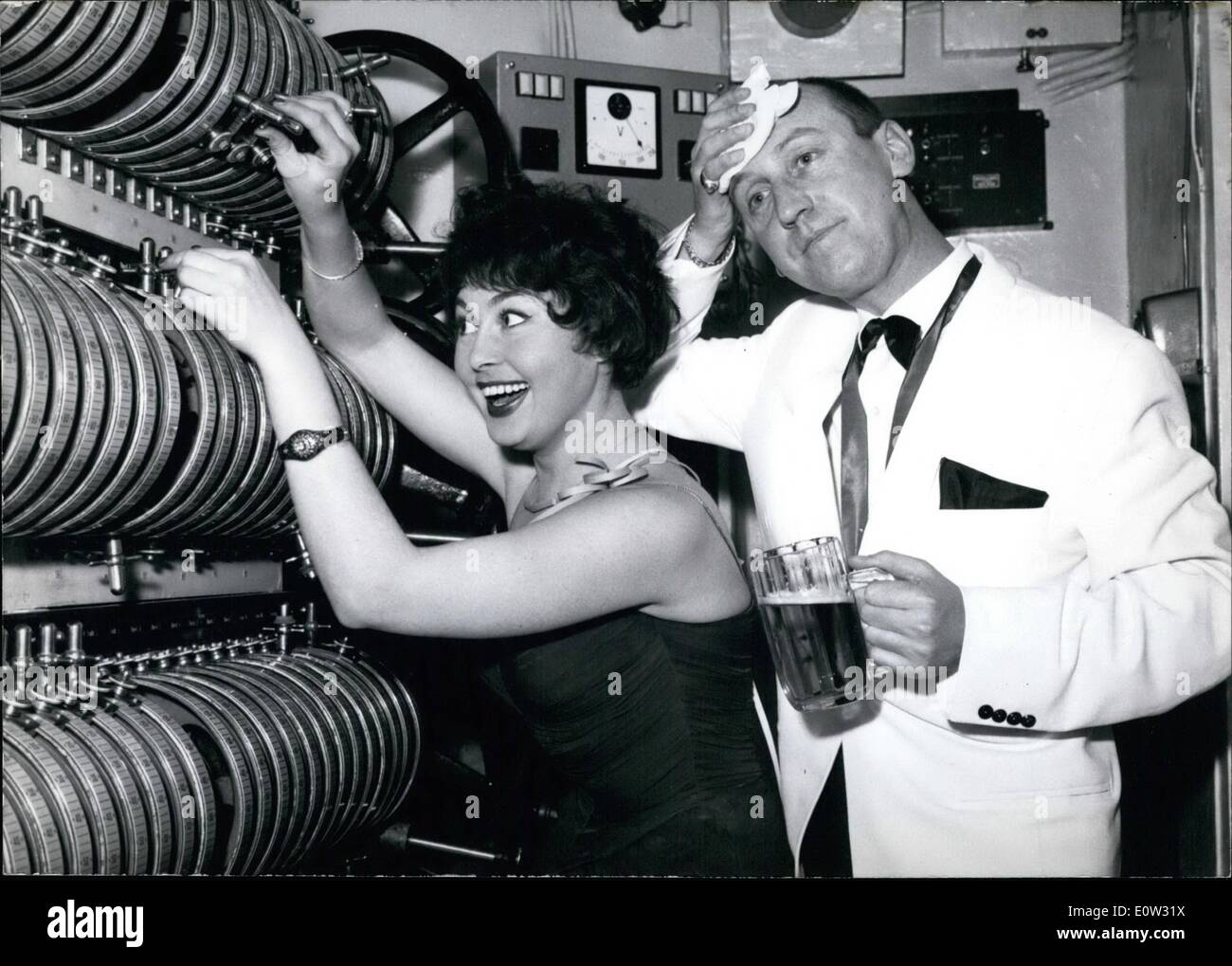 01. Januar 1961 - ''Es mag von der Beleuchtung abhängen.. Dass ich kaum Kollegen am 12. Münchner Filmball sehen kann'' - sagte die temperierte jugoslawische Schauspielerin Elma Karlowa. So wollte sie alle Hebel in der Blitzkabine des "Duschen Theaters" bewegen und sich um die nötige Helligkeit kümmern. Im letzten Moment gelang es Karl Lieffen, der bereits für seine Rolle im gescheiterten Lysistrata-Film genugz hat, sie von dieser Absicht abzuhalten. Nach so viel Temperament musste sich Lieffen jedoch abkühlen. Stockfoto