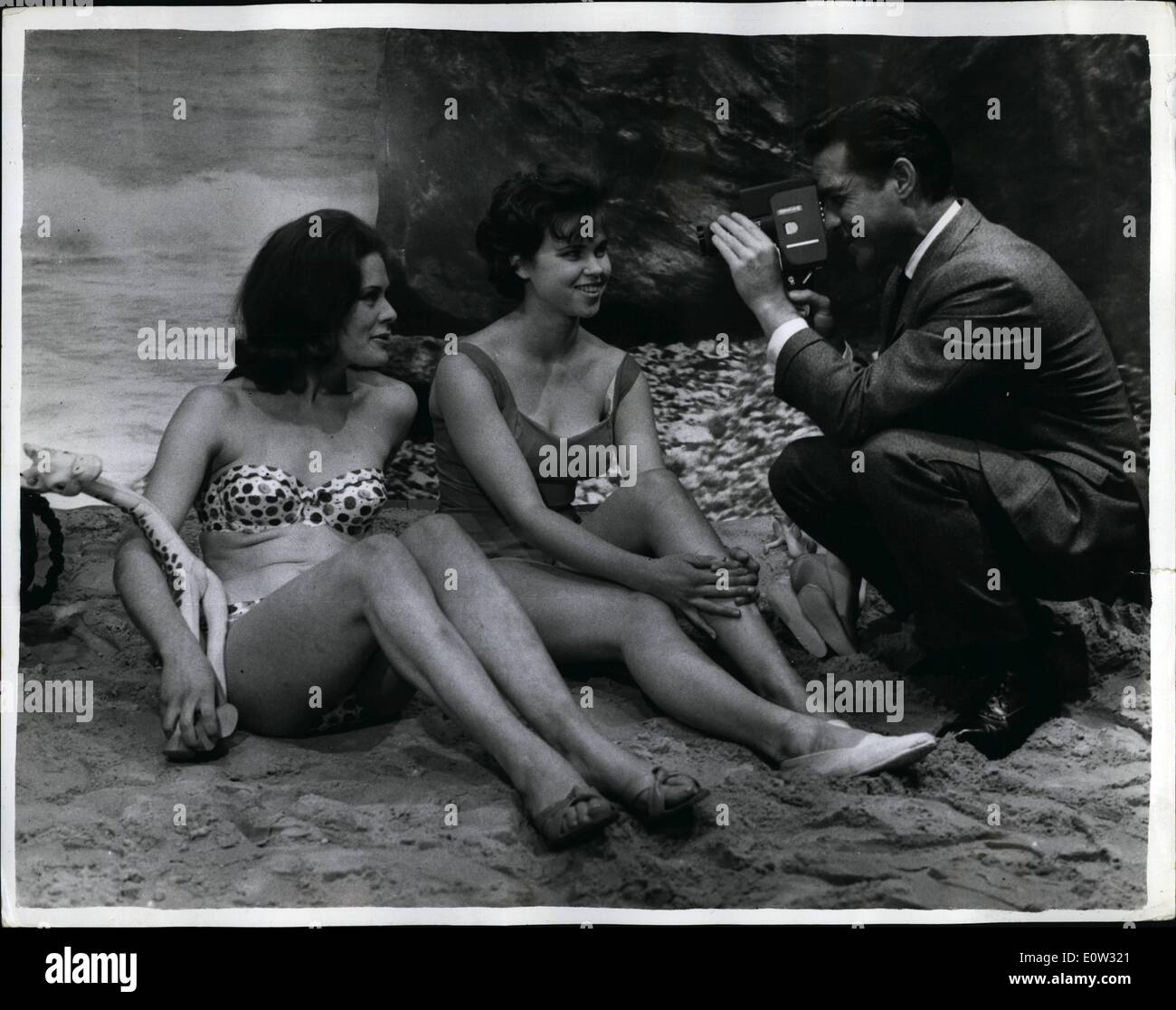 5. Mai 1961 - International Foto-Cine zeigen bei Olympia Richard Todd Filme The Girls: Exponate aus allen Teilen der Welt sind jetzt auf der Foto-Cine Messe eröffnet heute Morgen in der National Hall, Olympia. Foto zeigt L-R:-Vicky Ward (21) und Caroline Wolff (17) Pose für Bildschirm Sterne Richard Todd, als er eine Kamera-Tour durch die Messe heute Morgen gemacht. Stockfoto