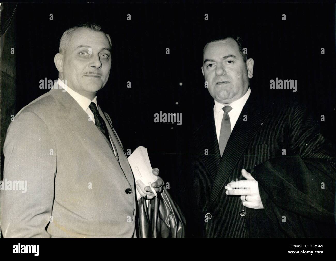 3. März 1961 - Barrikaden Trial: Urteil zur Nacht: der letzten mündlichen Verhandlung des so genannten '' Barrikaden Studie '' A Vielzahl von hochrangigen Offizieren und Beamten beteiligt die algerischen Aufstand von Januar 1960 entweder erschien fand heute statt. Das Urteil wird in dieser Nacht bekannt sein. Foto zeigt Kommandant Saoin (Lignieres (links) und M. Auguste Arnould, zwei von der Beklagten, die waren links frei, kommen für die Mast hören. Stockfoto