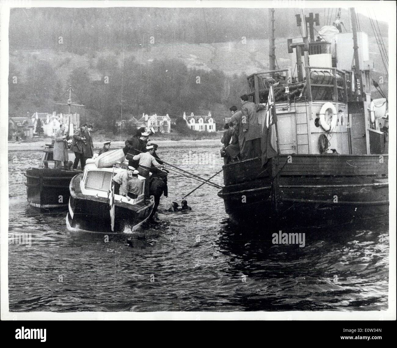 3. März 1961 - kommt Dmonstrations als US-u-Boot-Depot-Schiff an den Heiligen See. Anti-Atom Demonstrationen gab es heute Morgen, wenn die Uited Staaten Submarine Depot Schiff '' Proteus'' gedockt im Heiligen Schloss - Firth von Clude... die Demonstranten verwendet '' Keyake'', mit denen sie versucht, deley Liegeplatz des Schiffes- aber eins nach dem anderen waren sie aufgehoben und durch das Waschen von den Flotilln der Politik und der Royal Navy startet - überfordert und schlecht aus dem Wasser gefischt werden Stockfoto