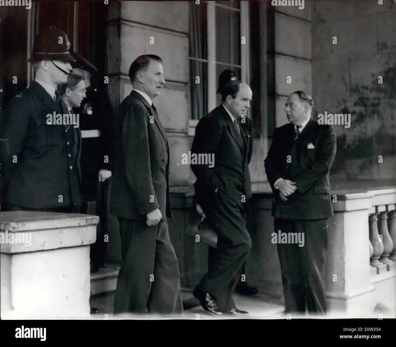3. März 1961 - Südafrika zieht sich aus dem Commonwealth: In einem Kommunique, ausgestellt im Lancaster House nach der gestrigen Sitzung der Konferenz der Commonwealth-Premier, hieß es, dass Dr. Verwoerd, Südafrikas Premier, zog seine Bewerbung für ein Mitglied des britischen Commonwealth zu bleiben. Südafrika wird sich ab aus dem Vereinigten Königreich und den elf Nationen am 31. Mai - der Tag wird das Land eine Republik heraus. Foto zeigt Herr Ian McLeod (Hände in den Taschen) Secretary Of State for the Colonies, Lancaster Haus verlässt nach der gestrigen Konferenz. Stockfoto