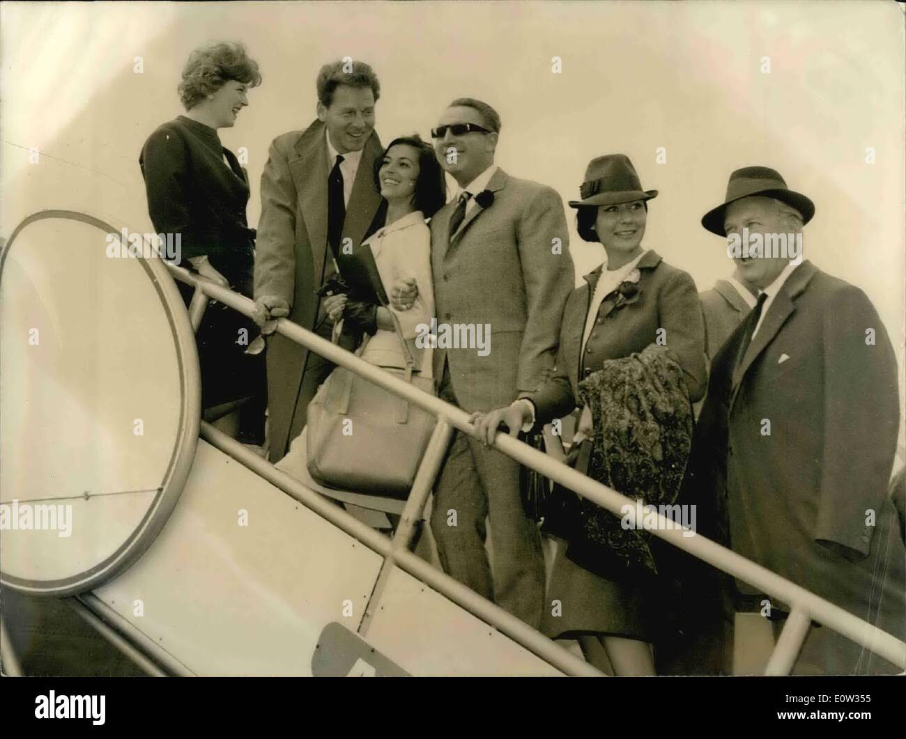 März 03, 1961 - Cannes Film Festival öffnet seine Türen in der Nacht: Das Cannes International Film Festival eröffnen offiziell seine Tür heute Abend mit der Präsentation der amerikanischen Film von Otto Preminger' 'Exodus'' und ''Soi eede Gala'', mehr als so Persönlichkeiten, Stars, Schauspieler und Schauspielerinnen werden erwartet. Foto zeigt verlassen zu Tag Flughafen Orly für Cannes sind von links nach rechts, dem französischen Schauspieler Jean Pierre Aumont, seine Frau, Marisa Pavan. Links Berühmte Charles Trenet, Quark Jurgens und seine Frau Simone Bicheron. Stockfoto