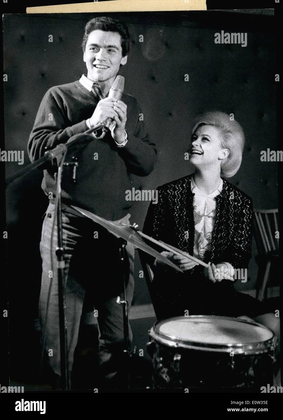 3. März 1961 - sind abgebildet hit-Sänger und ehemaliger Leichtathlet Hans-Juergen Baeumler und Marika Kilius. Sie sind in ein eigenes Tonstudio in Walldorf bei Frankfurt wie Baeumler versucht, seine erste LP aufnehmen. Brigitte Bardot schießen ein Silvester-Special Stockfoto