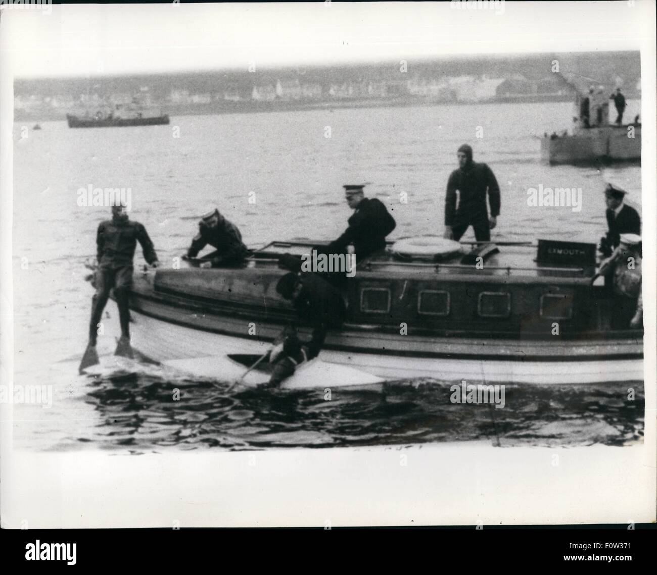 3. März 1961 - Demonstranten als Polaris-u-Boote kommt Holy Loch: 6700 Tonnen amerikanischen Polaris-u-Boot Patrick Henry in der Holy Loch, Firth of Clyde heute angekommen und neben der u-Boot-Depot-Schiff '' Proteus'' gefesselt. Bei der Ankunft wurde sie von der Royal Navy und Demonstranten in kleinen Boot bejubelt wurde ausweichen, vier Marine mit der Polizei im Board startet. Nach 11 Minuten war das Boot kenterte und seine Insassen mussten durch Marine Froschmänner aus dem Wasser gefischt werden. Foto zeigt ein Demonstrator aus dem Wasser gefischt, nach seinem Kanu in die Heiligen Sperre gekentert war. Stockfoto