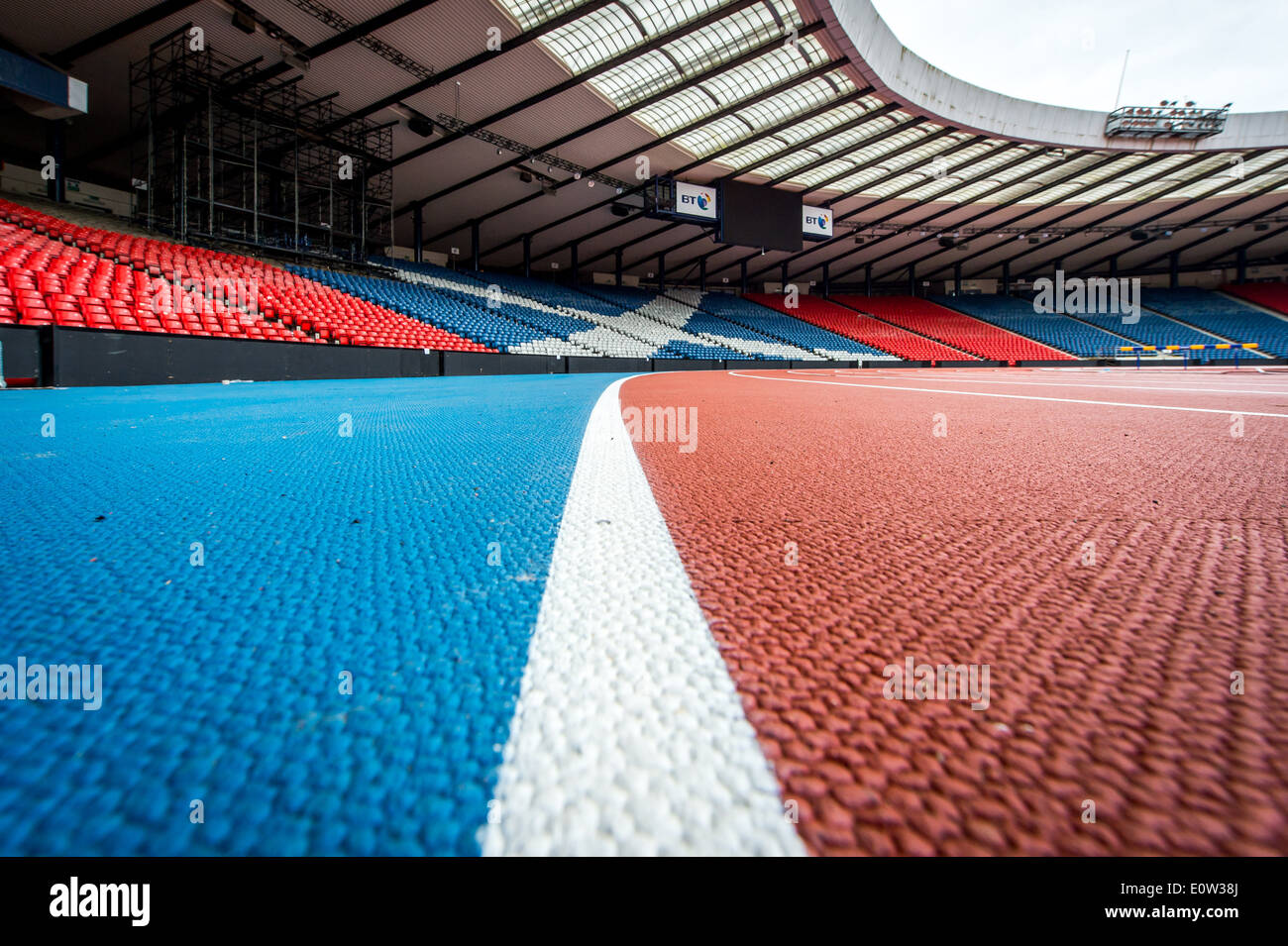 Schottlands Fußballstadion Hampden Park verwandelt Anathletics Arena für den Glasgow 2014 Commonwealth Games. Stockfoto