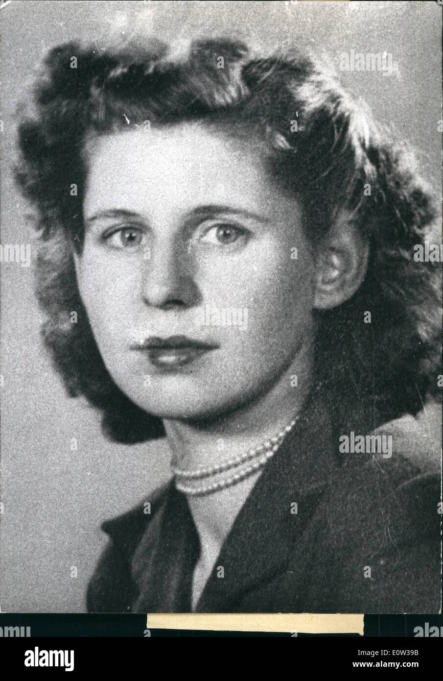 3. März 1961 - sie heiratet einen toten Mann: ein deutsches Mädchen, Anna Oswald in Lorrach (Deutschland), heiratete nach dem Tod geboren Französisch Sergeant Andre Chauvin in Aktion in Indochina vor neun Jahren getötet. Andre traf sie, als sie achtzehn in Deutschland war, wo sein Vater Kapitän der Fench Kräfte war. Der Sergeant angewandte für eine Heiratserlaubnis nach Anna hatte eine Cbild hervorgebracht, aber war in der Tätigkeit getötet, bevor er das Mädchen heiraten konnte. Anna ist jetzt bei Chauvin Eltern in Caen (Normandie) bleiben wo die posthume Hochzeit stattfand. Das Foto zeigt ein Porträt von Anna Oswald. Stockfoto