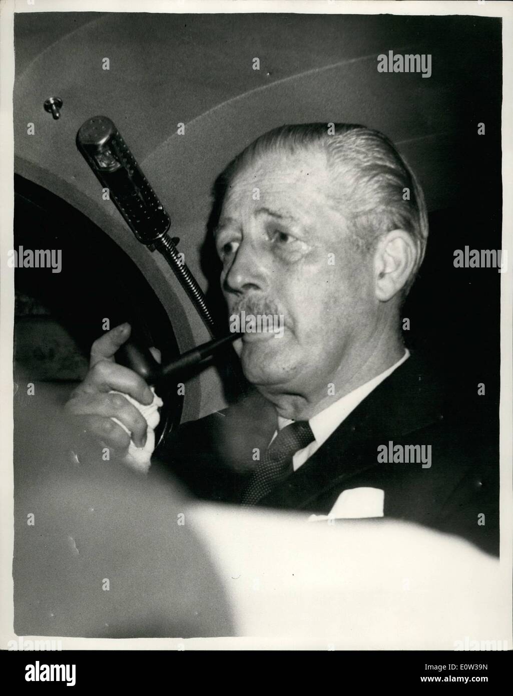 3. März 1961 - Commonwealth führende Konferenz - Südafrika vom Commonwealth zurück: In einem Kommunique, ausgestellt im Lancaster House nach der heutigen Sitzung des Commonwealth führende Konferenz ist, hieß es, dass Südafrika hatte beschlossen, seinen Antrag auf Verbleib des Commonwealth als Republik zurückziehen, Foto zeigt Herr Macmillan gesehen als er Lancaster House geht mit dem Auto nach der Ankündigung heute Abend. Stockfoto