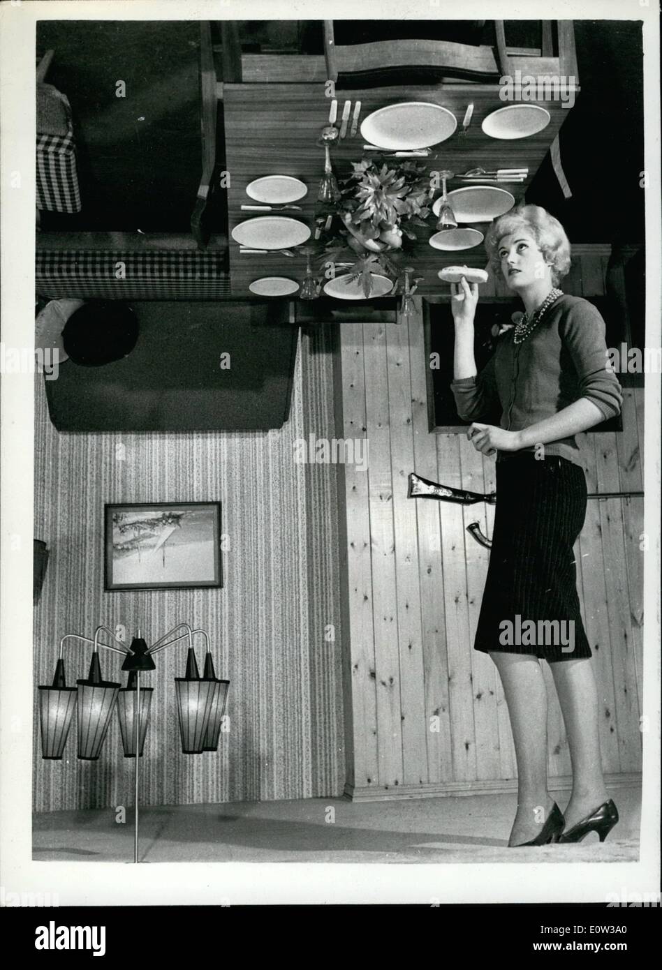 3. März 1961 - ist sie auf ihren Kopf oder ihre Heels?: 19-jährige Modell Stephanie Richardson, von Huddersfield können gießen ein Getränk steht auf dem Kopf - oder können sie? Bei genauerer Betrachtung ist erkennbar, dass Stephanie nur in Topsy Turvy stehen posiert wo alle Möbel sind auf den Kopf gestellt-in der heller Häuser-Ausstellung in der City Hall, Mancherster statt. Stockfoto