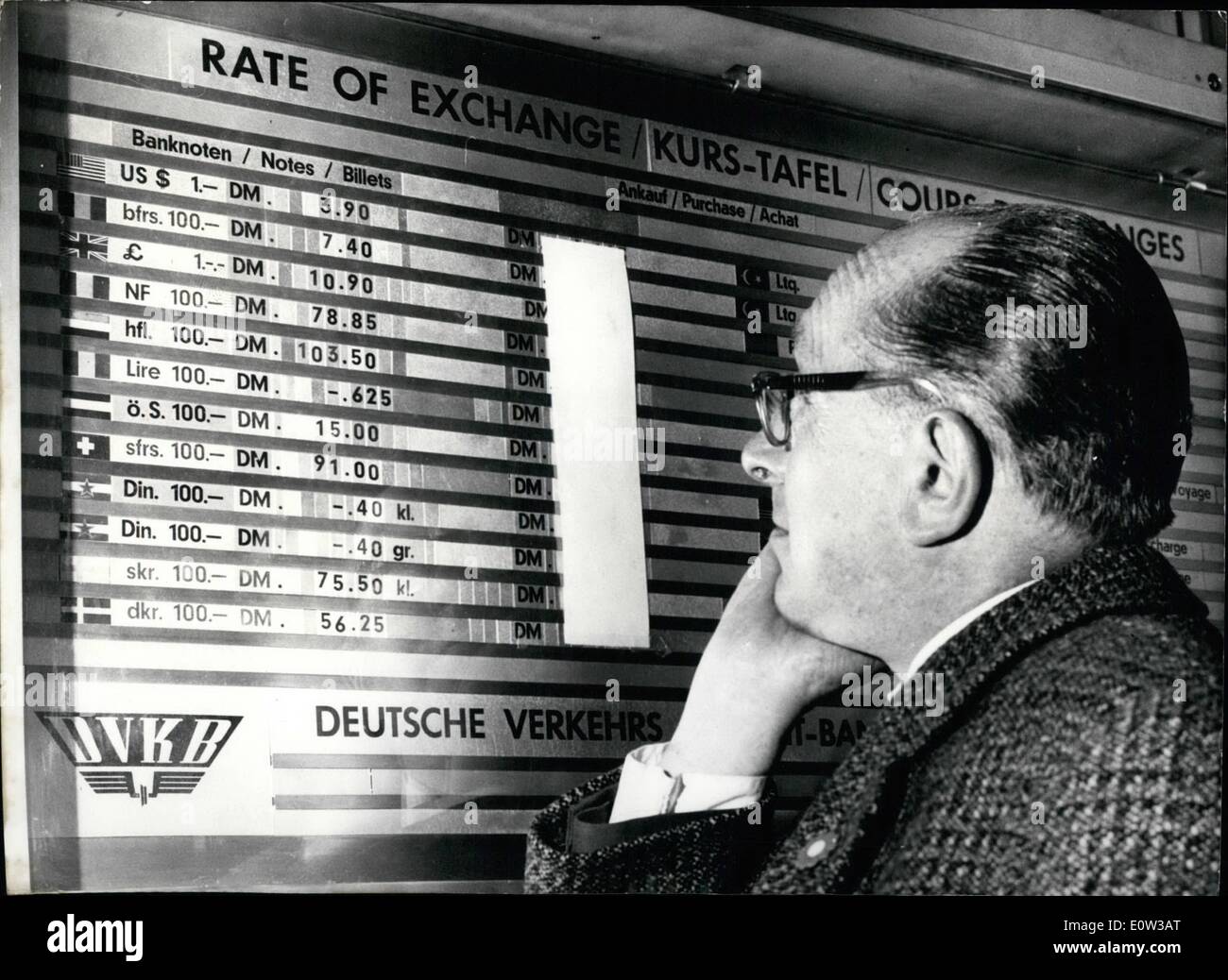 3. März 1961 - der Wert der Deutschen Mark erhoben worden: der Höherbewertung des D-Mark in internationale Finanztransaktionen ist eines der wichtigsten wirtschaftlichen Ereignisse der letzten Jahre für Deutschland. Der Wechselkurs des US-Dollars ist um 5 % von DM 4,20 bis über DM 4--welche Entscheidung hat natürlich entsprechende Auswirkungen auf jeder beliebigen Währung, die an den Dollar gekoppelt ist. Der erhöhten Kaufkraft des deutschen Geldes verringert sich lokale Preise für importierte Kaufmann, aber es stärkt die Preise der deutschen Exporte ins Ausland Stockfoto