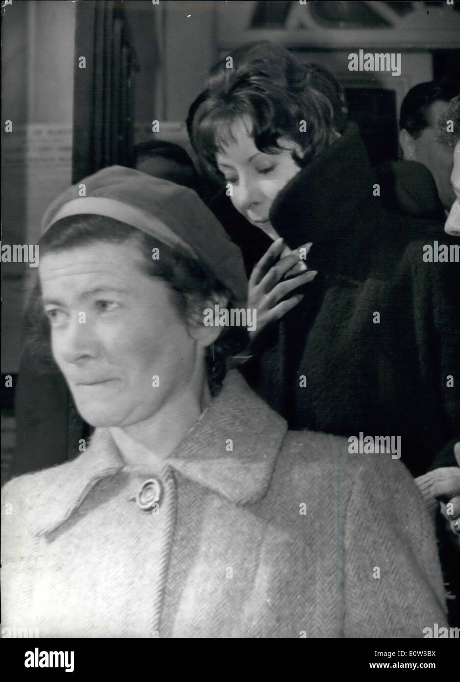 3. März 1961 - Victor Terry wegen zum Tode verurteilt - Bank Guard Mord... Valerie Salter auf Bewährung für 12 Monate. Victor Terry (20) wurde wegen Mordes zum Tode verurteilt, durch erschießen von Worthing Bank Guard John ziehen... Seine Gefährten Alan Hosier (20) von Hounslow wurde zu lebenslanger Haft verurteilt 0 - und 17-Year-Old, Philip Tucker '' während ihrer Majestät Vergnügen '' festgehalten werden... Seine Freundin Valerie Salter (18) von Worthing wurde für schuldig befunden wird ein Accessoire nach der Tat - und wurde auf Bewährung für 12 Monate... Der Richter - Herr Stockfoto