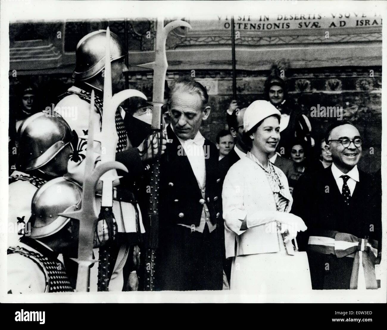 8. Mai 1961 - Königin Arrives in Florenz: HM The Queen und der Duke of Edinburgh erhielt eine tolle Begrüßung bei der Ankunft in Florenz gestern - von Venedig. Das Foto zeigt HM The Queen, umgeben von Beamten- und bunten gepanzerten Wachen während der offiziellen Begrüßung - bei der Ankunft in Venedig. Stockfoto