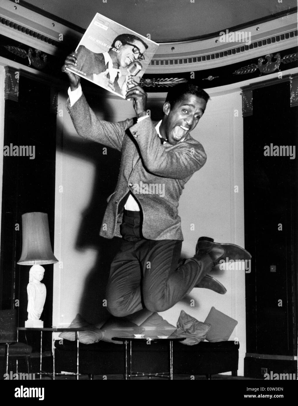 Sammy Davis Jr. springt vor Freude auf den Start der seinen Vertrag bei Reprise Records Stockfoto