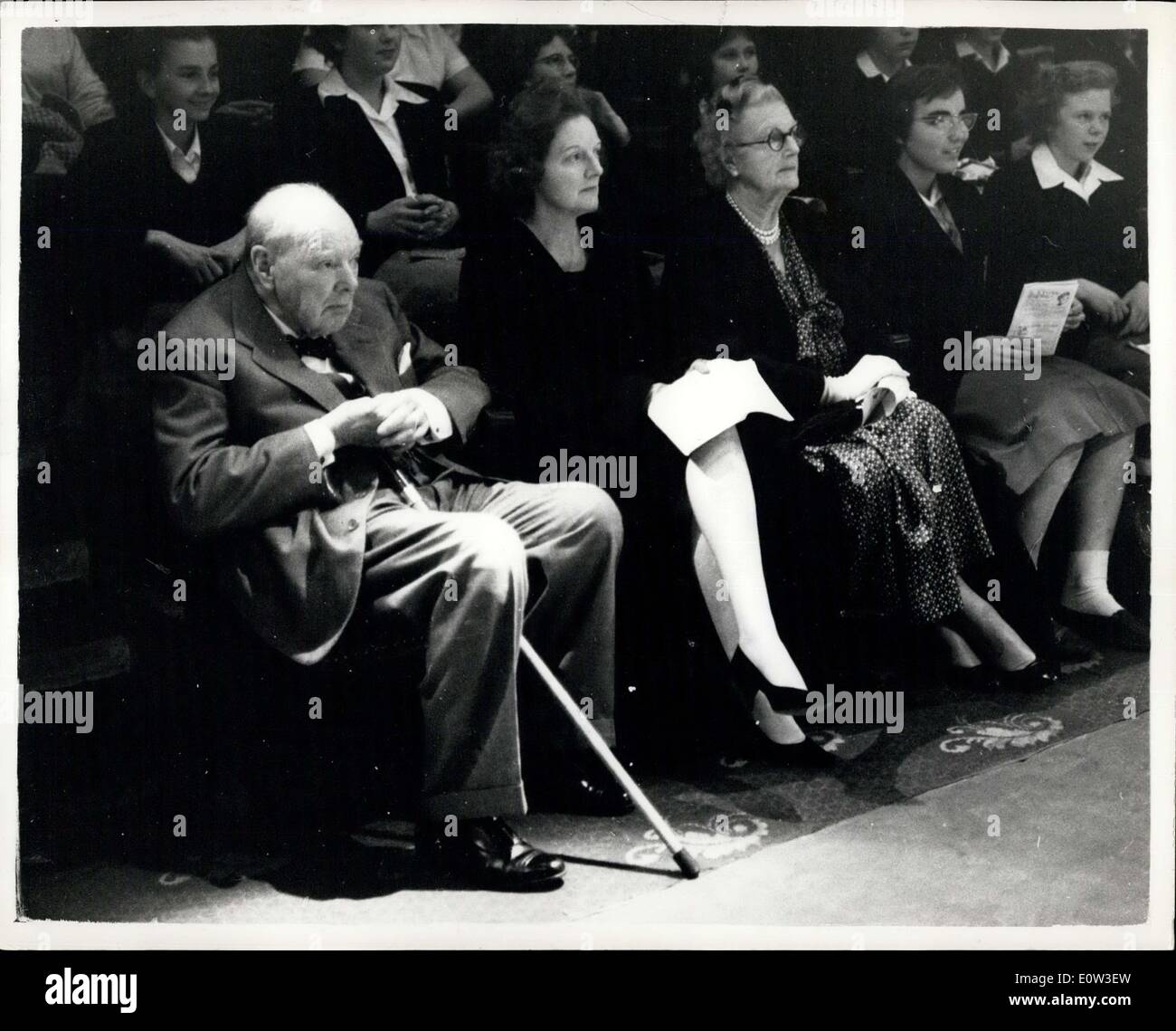 11. Mai 1961 - Sir Winston und Lady Churchill gehen, um ihre Tochter Sarah auf der Bühne in Croydon sehen: es war eine angenehme Überraschung für Sarah Churchill, Schauspielerin Tochter von Sir Winston und Lady Churchill als ihre Eltern zum Pembroke-in - die - Runde-Theater im West Croydon heute Nachmittag besuchte, sie als Rosalind in Shakespeares "wie es euch gefällt" zu sehen. Foto zeigt Sir Winston sitzt im Publikum mit Tochter Diana (Frau Duncan Sandys) und seine Frau Lady Churchill wie sie die Rolle eines Rosalind in Sarah sehen "wie es euch gefällt" Stockfoto