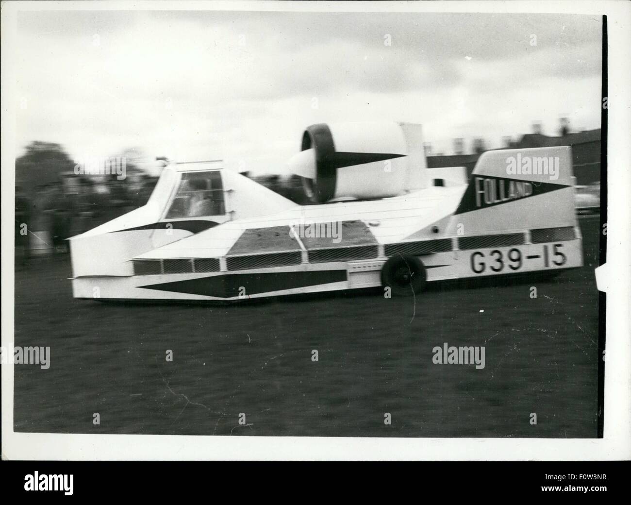 3. März 1961 - neue Hovercraft Pässe Test entworfen, Beat The Swamp: Die neuen Hovercraft Maschine - bekannt als '' Keim '' (Ground Effect Forschung Maschine) in einer dreiminütigen Demonstration in Imphal Barracks, York., gestern - bewiesen, dass es mit Leichtigkeit drei Zoll über dem Boden zu fliegen. Von John Chaplin (32) Chef Hovercraft Entwicklungsingenieur für Edilland Aircraft Co. pilotiert, die Maschinen wird behauptet, von unschätzbarem Wert für die Armee für Kreuzung Märsche 0 Fluss und andere Hindernis die Gegenwart militärisches Transportflugzeug zu halten. Es wird von zwei 700 OC Royal Enfield Zyklus-Motoren angetrieben. Stockfoto