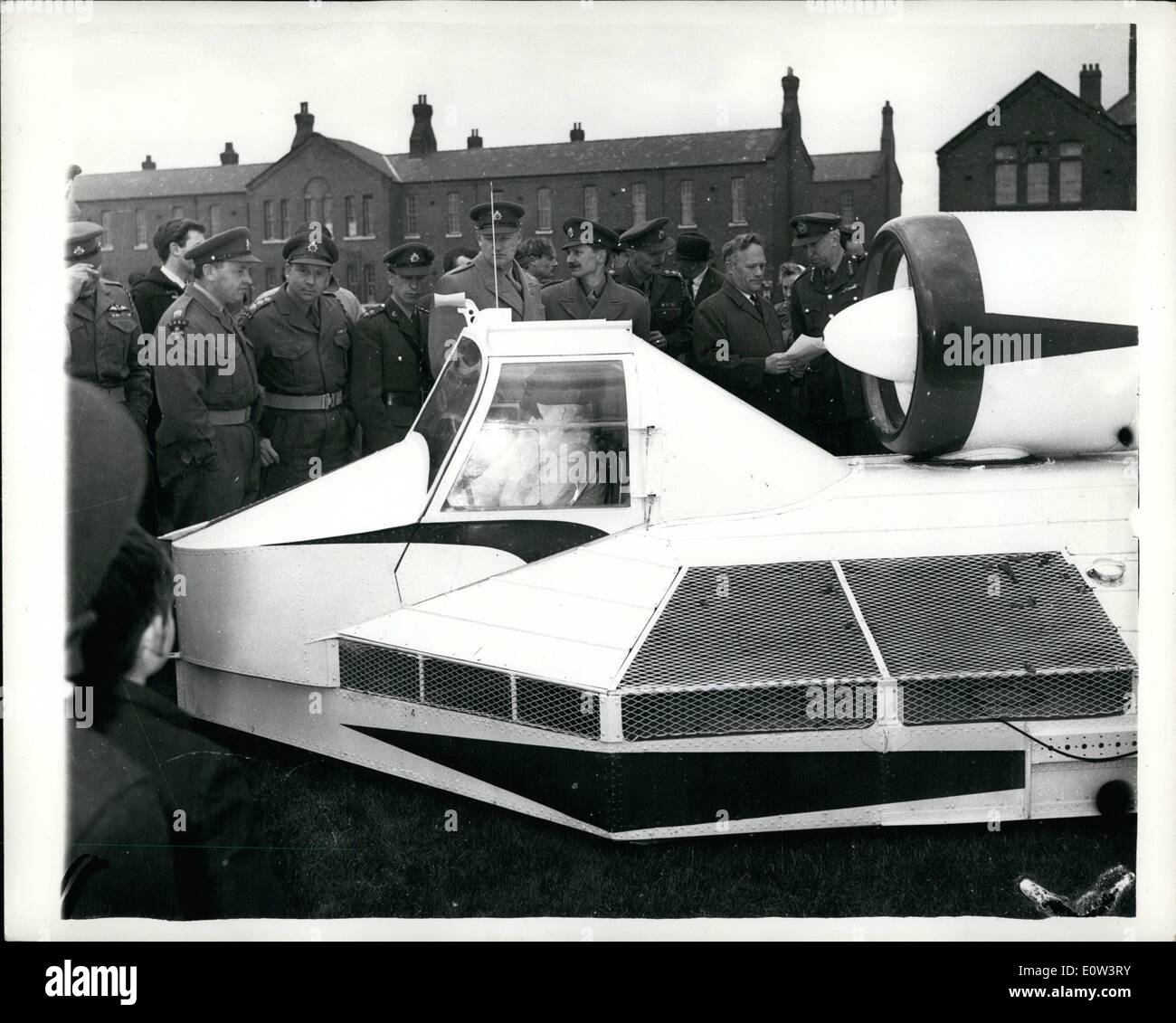 20. März 1961 - verläuft 20.03.61 neue Hovercraft erfolgreich. Entwickelt, um die Sümpfe zu schlagen. Die neue Hovercraft-Maschine bekannt als der Keim (Ground Effect Forschung Maschine) erwies sich in einer dreiminütigen Demonstration in Imphal Barracks, York., gestern, die es mit Leichtigkeit drei Zoll über dem Boden fliegen kann. Pilotiert von John Chaplin (32) Chef Hovercraft Entwicklungsingenieur von Folland Aircraft Co., die Maschine wird behauptet, von unschätzbarem Wert für die Armee für das Überschreiten der Märsche Flüsse und andere Hindernisse, die Pufferzeit präsentieren Tag militärisches Transportflugzeug. Es wird von zwei 700 c.c. Royal Enfield Zyklus-Triebwerken angetrieben. Stockfoto