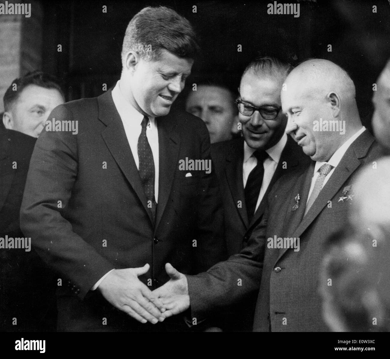 Präsident Kennedy schüttelt Hände mit Nikita Khrushchev Stockfoto