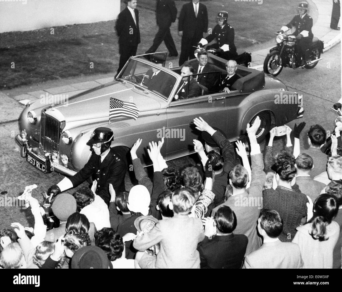 Bürgerinnen und Bürger aufgeregt, als Präsident Kennedy in London eintrifft Stockfoto