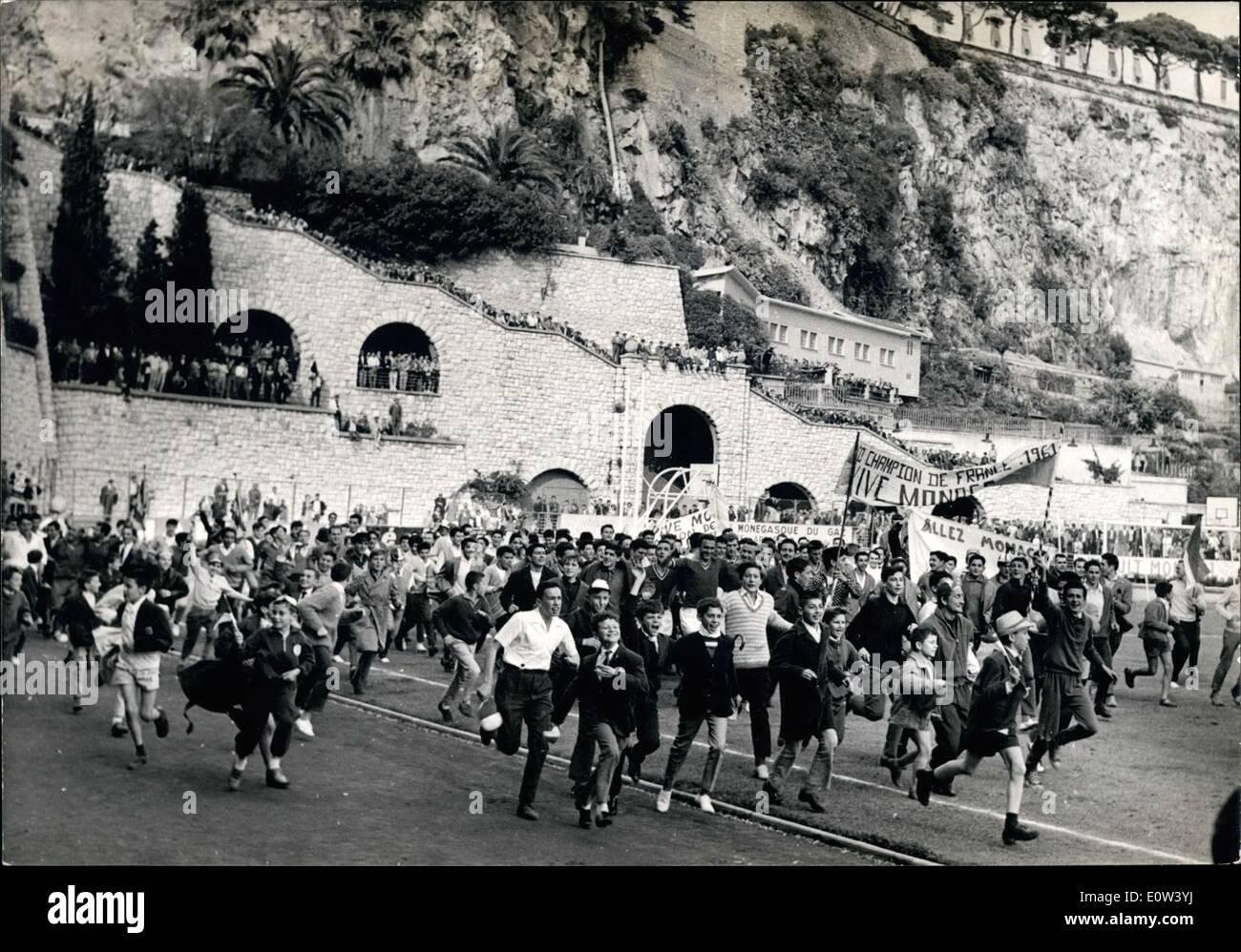 6. Juni 1961 - Monaco gewinnt französische Fußballmeisterschaft: Monaco Team Valenciennes 1: 0 zu schlagen und gewann die nationale französische Meisterschaft in Monaco gestern. Foto zeigt Fußballer und ihre Unterstützer im Feld nach Sieg. Stockfoto