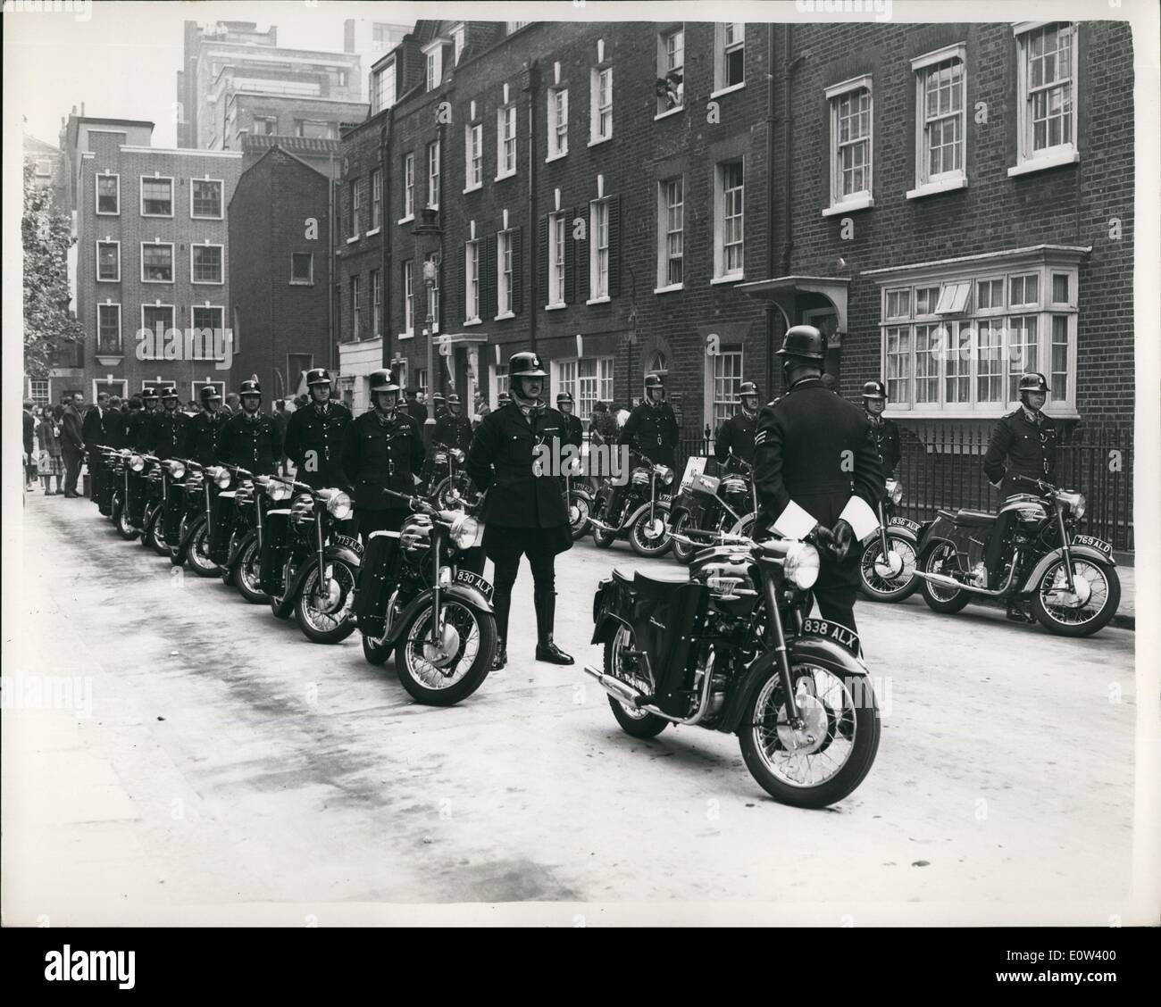 6. Juni 1961 - Präsident Kennedy geht zu Admiralität Haus: Präsident Kennedy Vormittag Admiralty House mit dem Premierminister, Herr Macmillan. Foto zeigt eine Motorrad-Polizei-Eskorte im Bild außerhalb der Residenz des Prinzen und der Prinzessin Radziwill im Buckingham Palace, wo sich die Kennedys aufhalten. Stockfoto