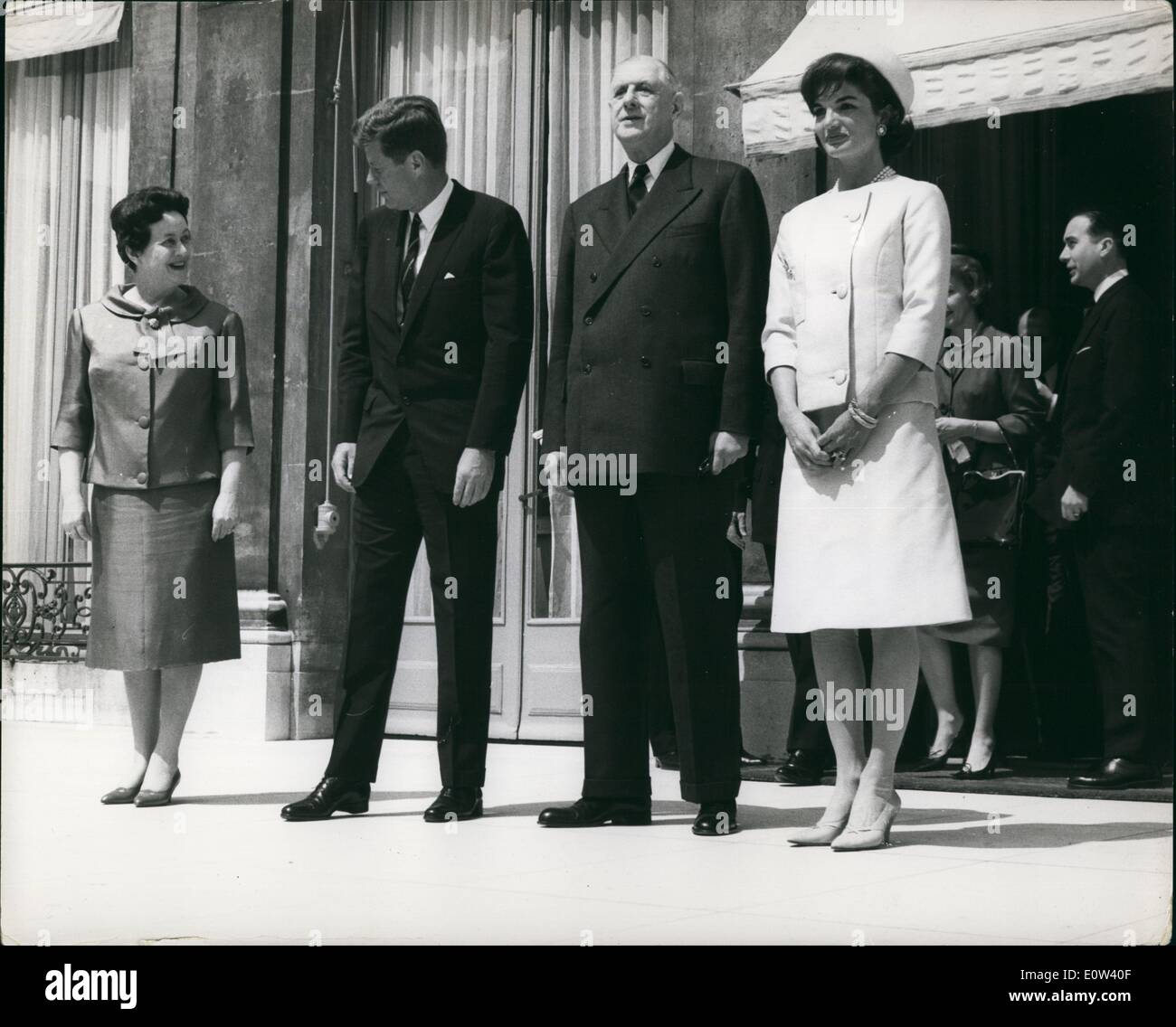 6. Juni 1961 - Präsident Kennedy In Paris: Präsident Kennedy, begleitet von seiner Frau, die gestern in Paris für ihren dreitägigen Staatsbesuch in Frankreich angekommen. Foto zeigt (L, R0: Mme De Gaulle, Präsident Kennedy; Präsident De Gaulle und Mrs. Kennedy, im Bild gestern auf den Stufen des Elysée-Palast in Paris. Stockfoto