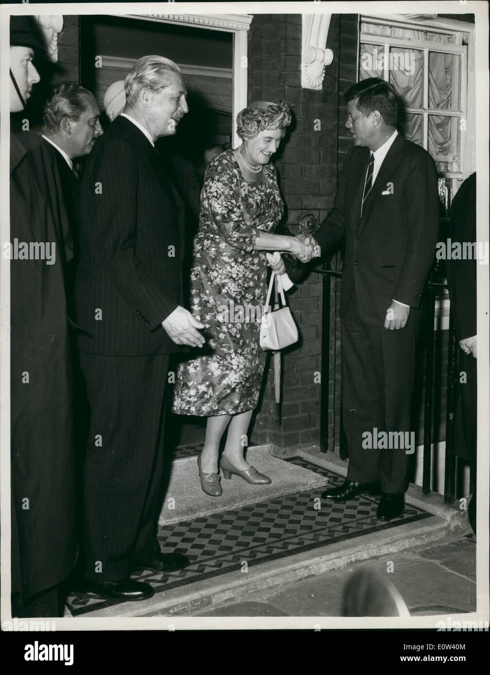 6. Juni 1961 - Kennedy schüttelt Hände mit Lady Dorothy: Präsident Kennedy schüttelt die Hand mit Lady Dorothy Macmillan als wollte er sagen "Danke für alles '' als sie verlässt der Buckingham Place Haus Prinz und Prinzessin Radziwill mit Premier Harold Macmillan (links) heute Abend. Herr Macmillan und seine Frau hatten mit Mr Kennedy Flughafen London getrieben wo des US-Präsidenten aus seiner Veinna '''' Gipfeltreffen mit sowjetischen Ministerpräsidenten Krushchev eingeflogen wurden. Auf der extremen linken (Moustcahe) ist Prinz Stanislaw Radziwill, dessen Frau Marrid Jacqueline Kennedys Schwester ist Stockfoto