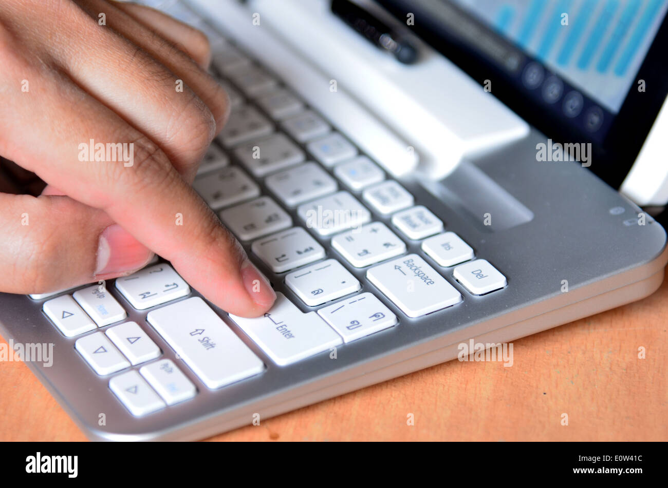 Männlichen Händen tippen auf der Computertastatur Stockfoto