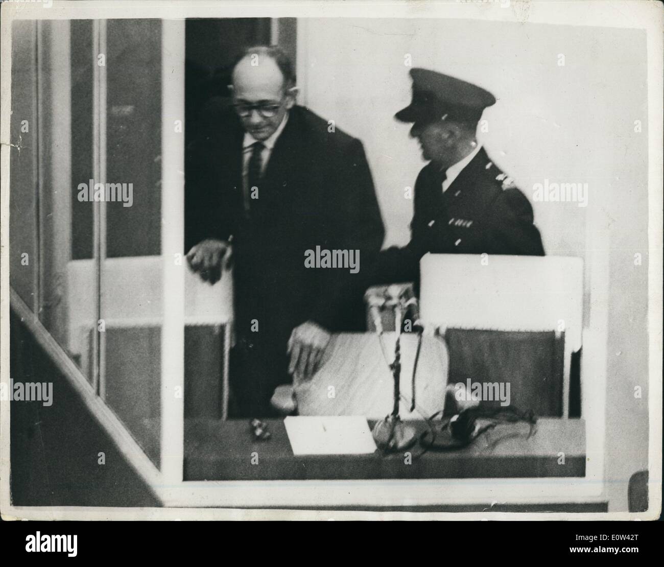 4. April 1961 - Eichmann Trial weiterhin In Jerusalem: Vorbereitung in seiner Armohair in das Panzerglas Dook während seines Prozesses in Jerusalem, Adolf Eichmann kurzzeitig Fälscher seine steifen Aufmerksamkeit Pose sitzen. Sein Gesicht ist fast immer gefühllos, fahl, eng und Lippen zuckten. Stockfoto